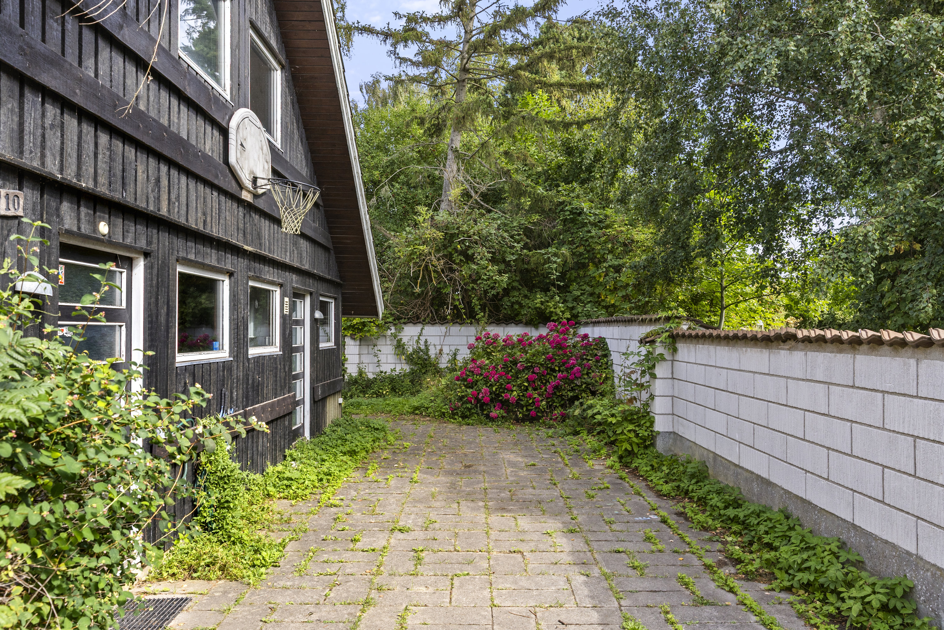 Fremhævet gårdmiljø billede i fuldskærmstilstand. Billede af Venslev Strand 10, 4050 Skibby