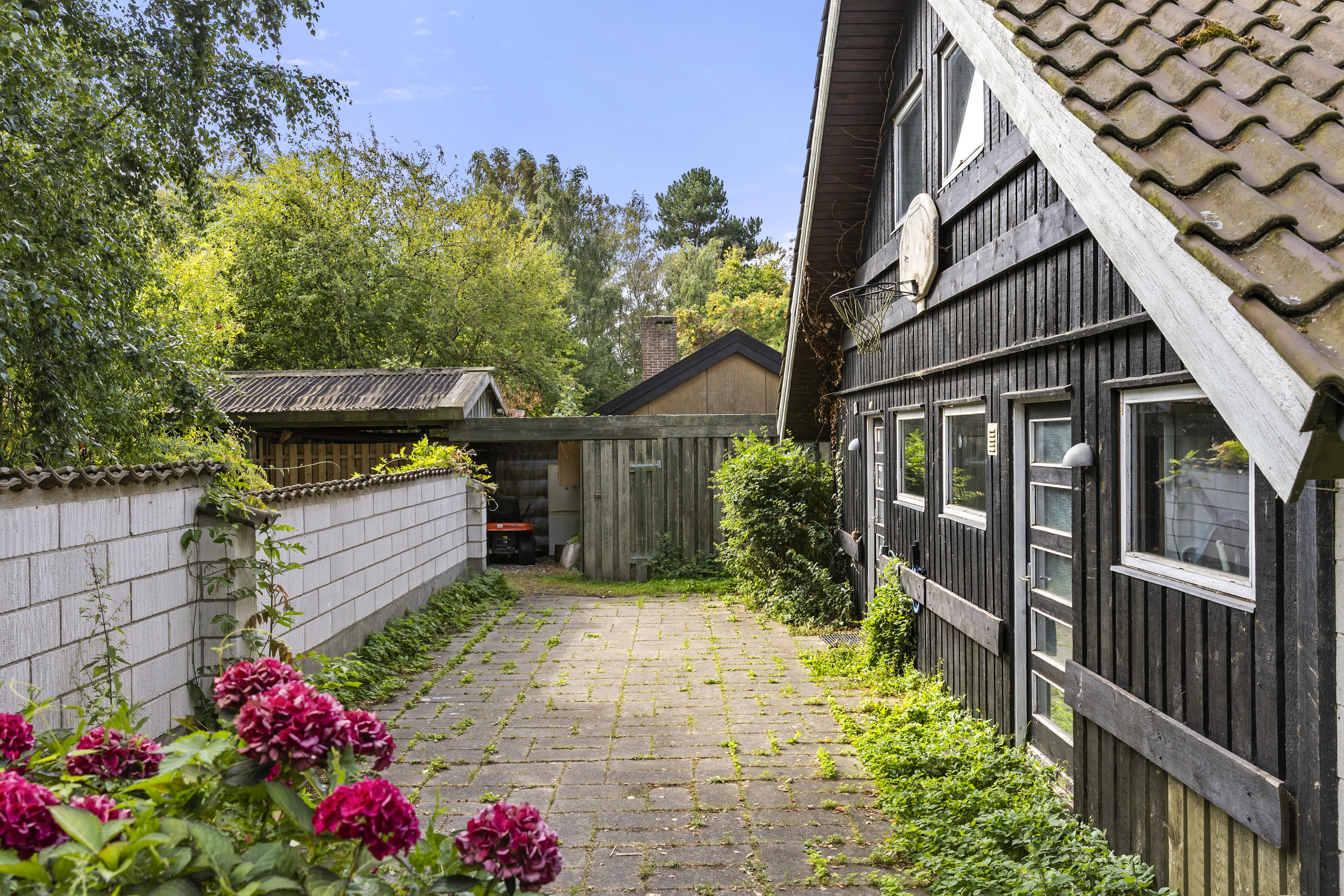 Fremhævet gårdmiljø billede i fuldskærmstilstand. Billede af Venslev Strand 10, 4050 Skibby
