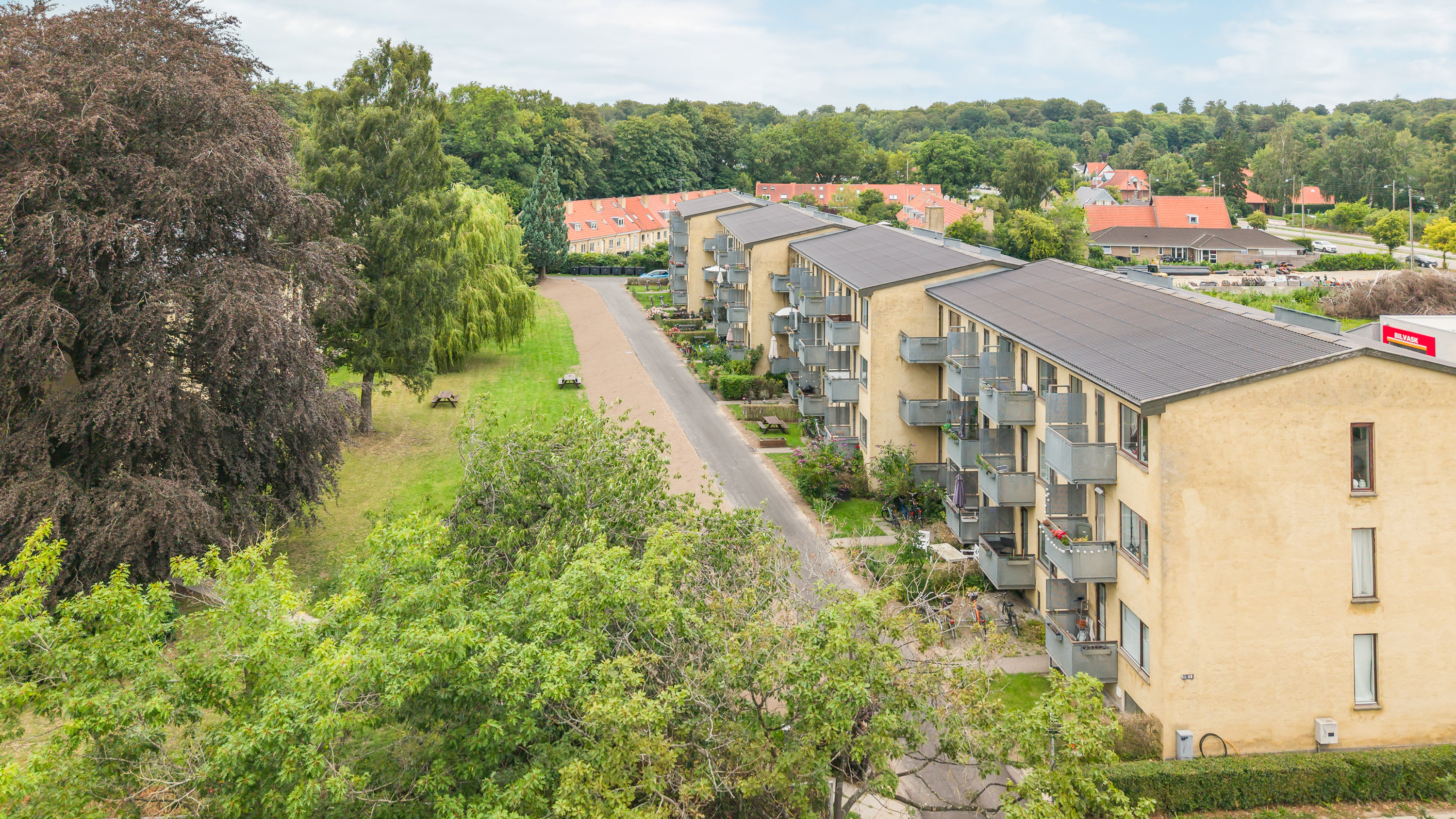 Fremhævet gårdmiljø billede i fuldskærmstilstand. Billede af Frederiksdalsvej 8B, 1. th., 2830 Virum