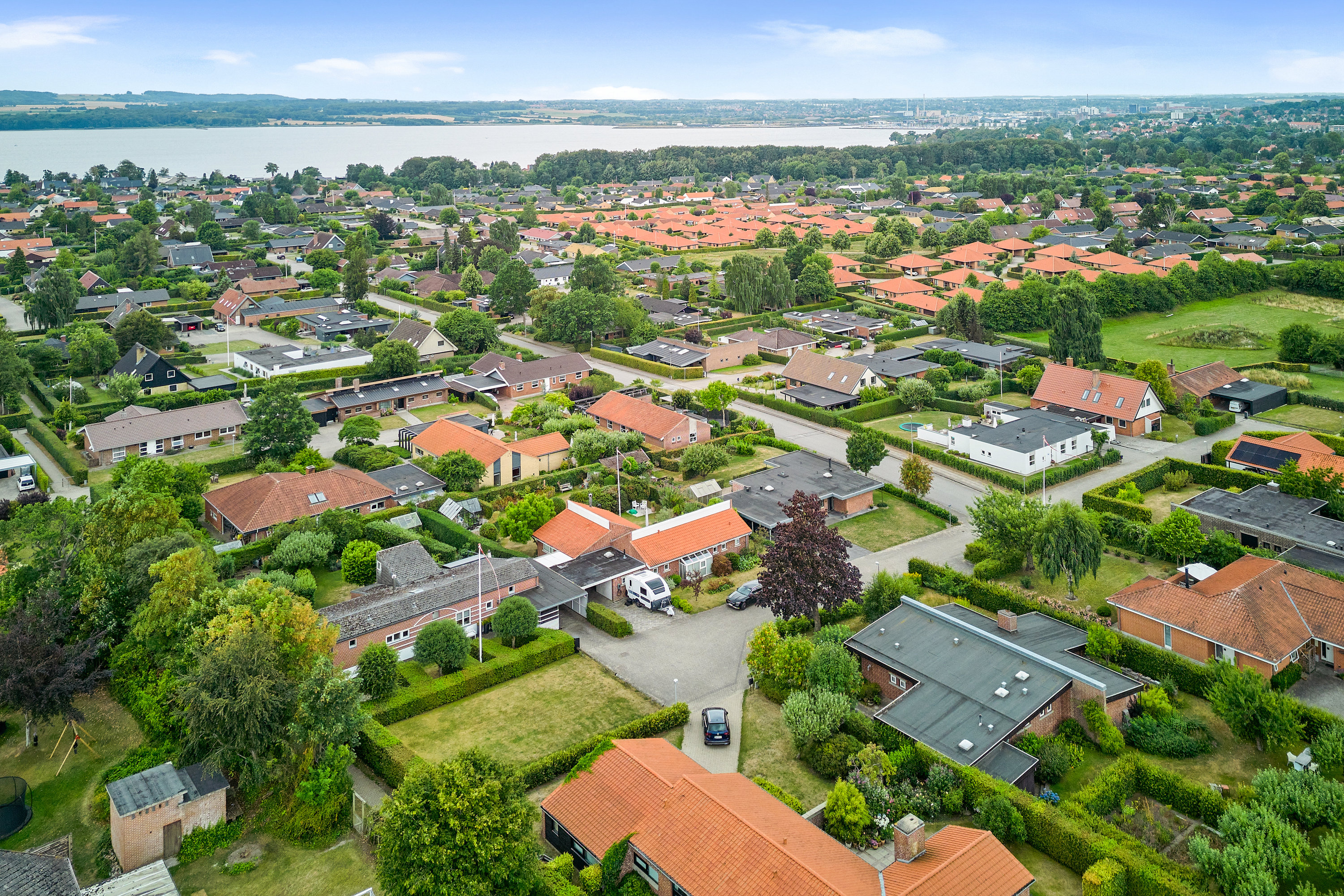 Fremhævet drone billede i fuldskærmstilstand. Billede af Husoddebakken 48, 8700 Horsens