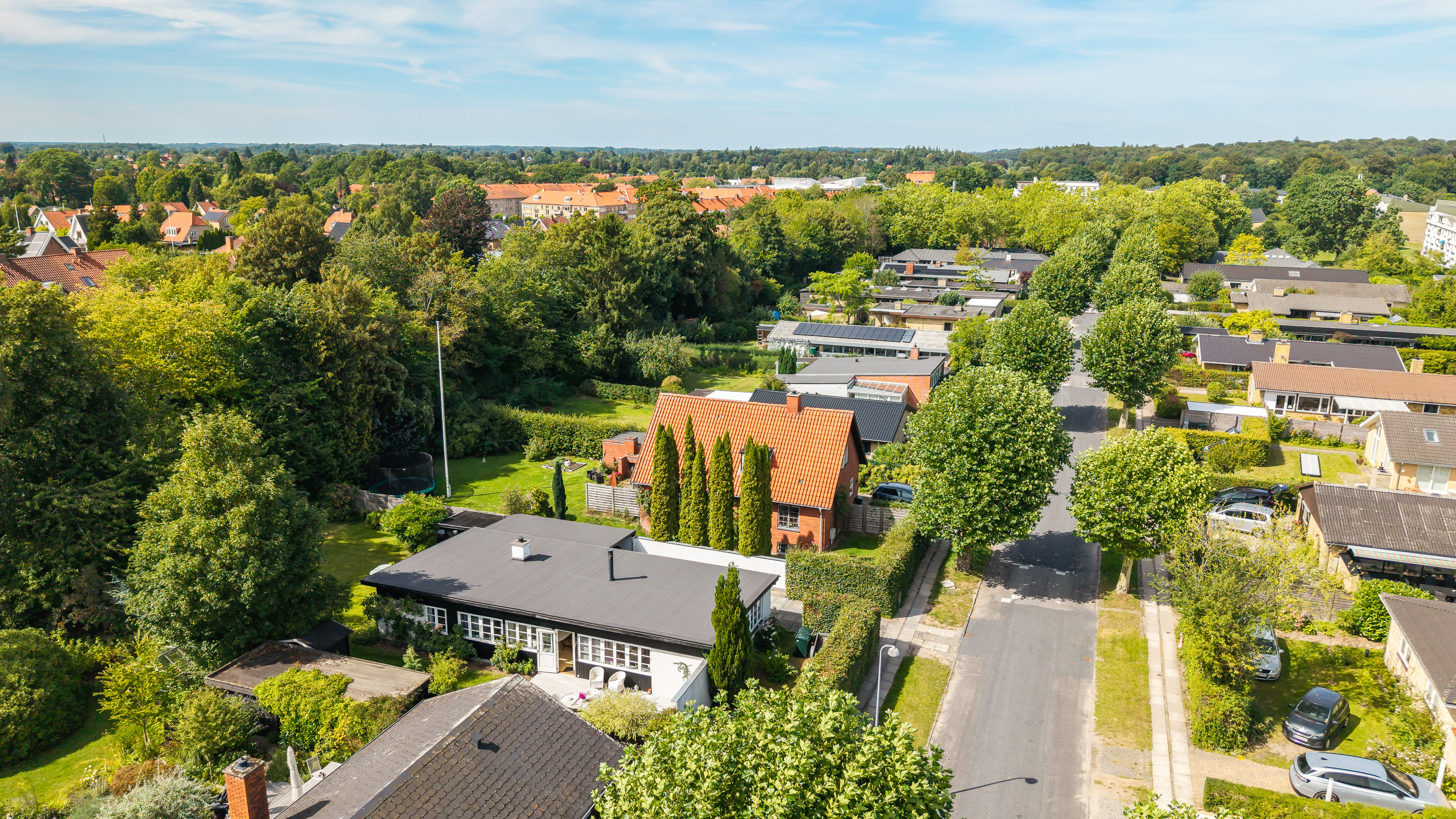 Fremhævet luftfoto billede i fuldskærmstilstand. Billede af Fuglsanggårds Allé 19, 2830 Virum