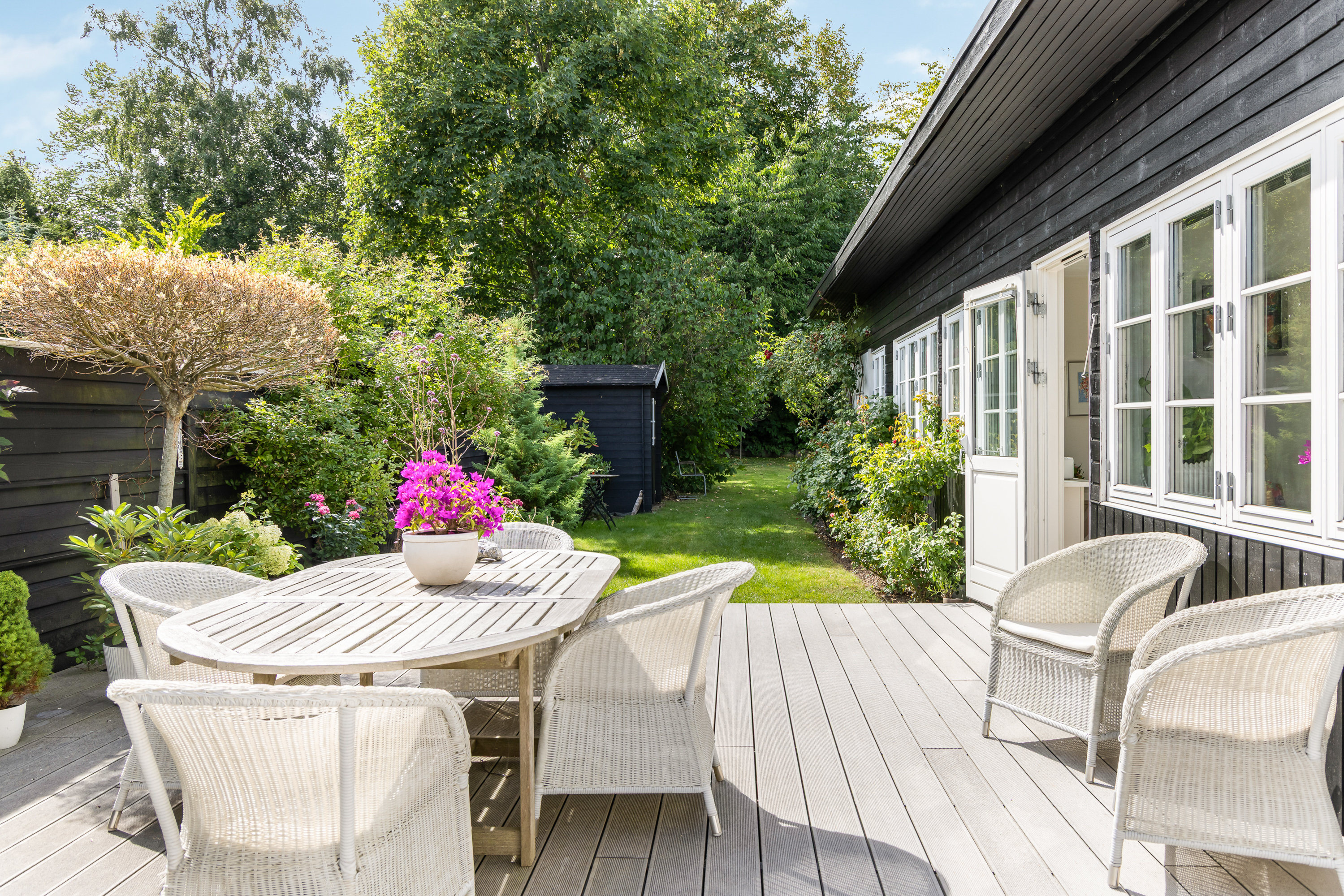 Miniaturebillede 2: terrasse. Billede af Fuglsanggårds Allé 19, 2830 Virum