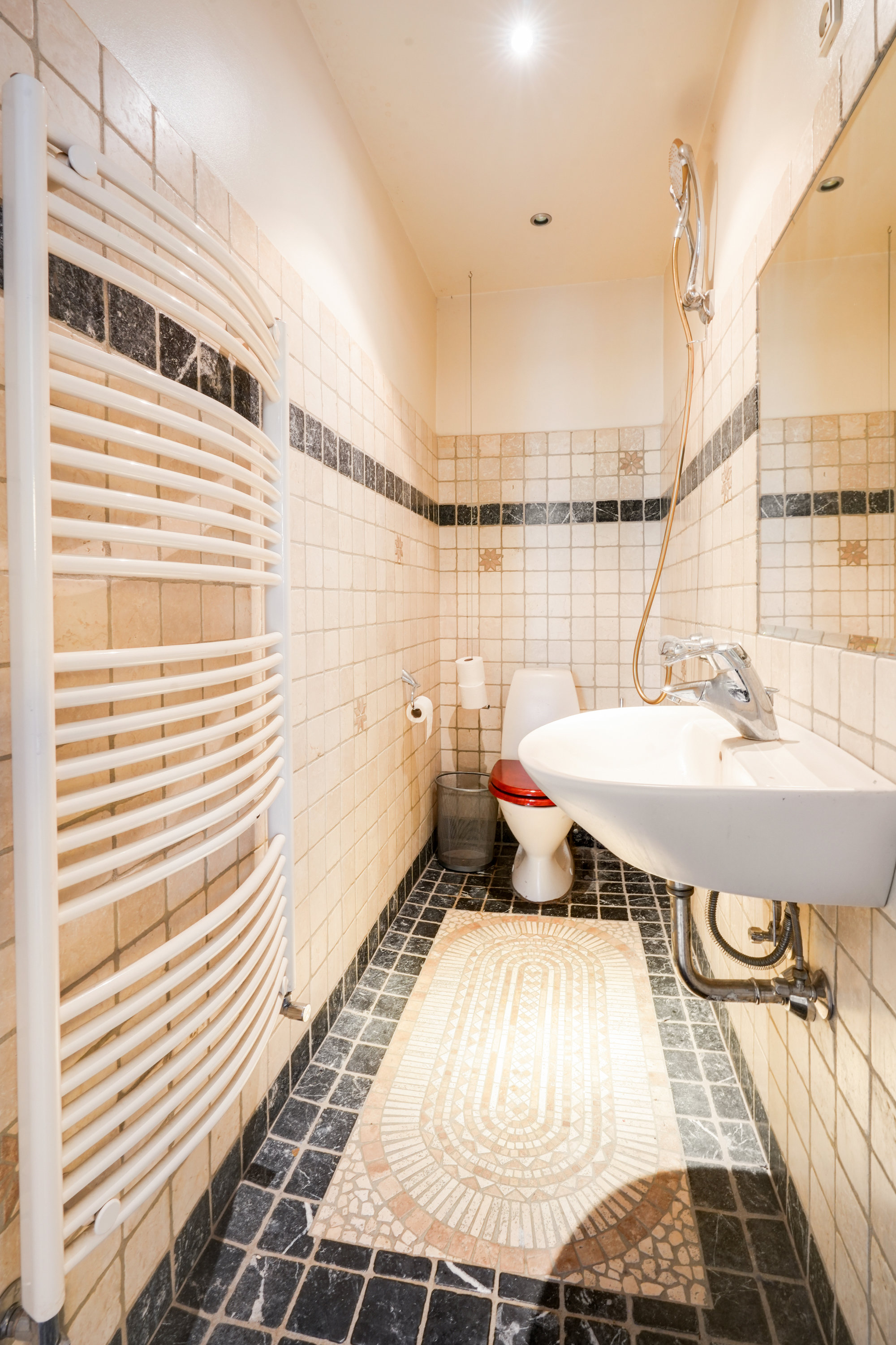 Fremhævet toilet billede i fuldskærmstilstand. Billede af Måløv Stationsplads 6, 2760 Måløv