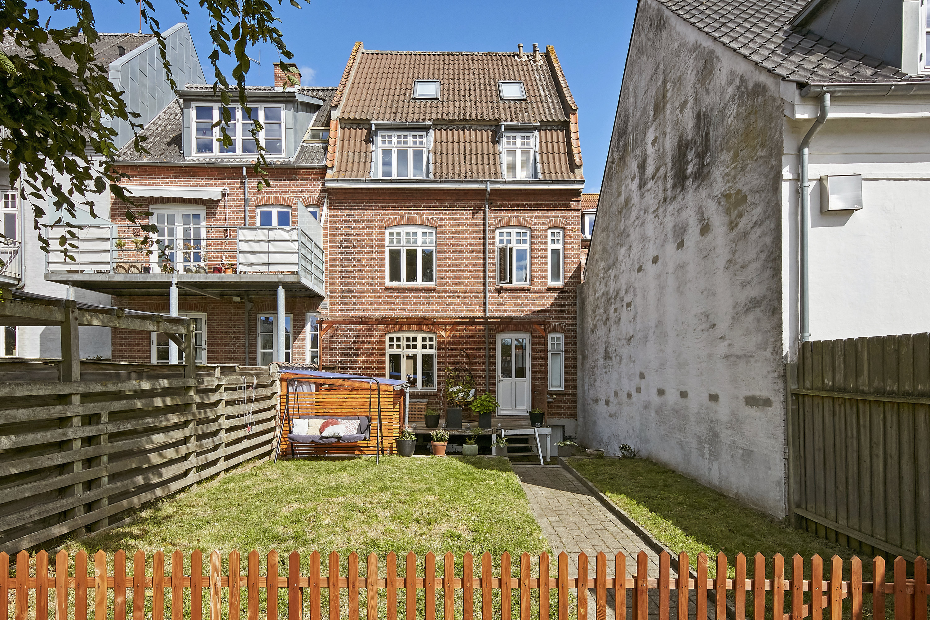 Fremhævet facade fra haven billede i fuldskærmstilstand. Billede af Fredericiagade 44, st., Østbyen, 8700 Horsens