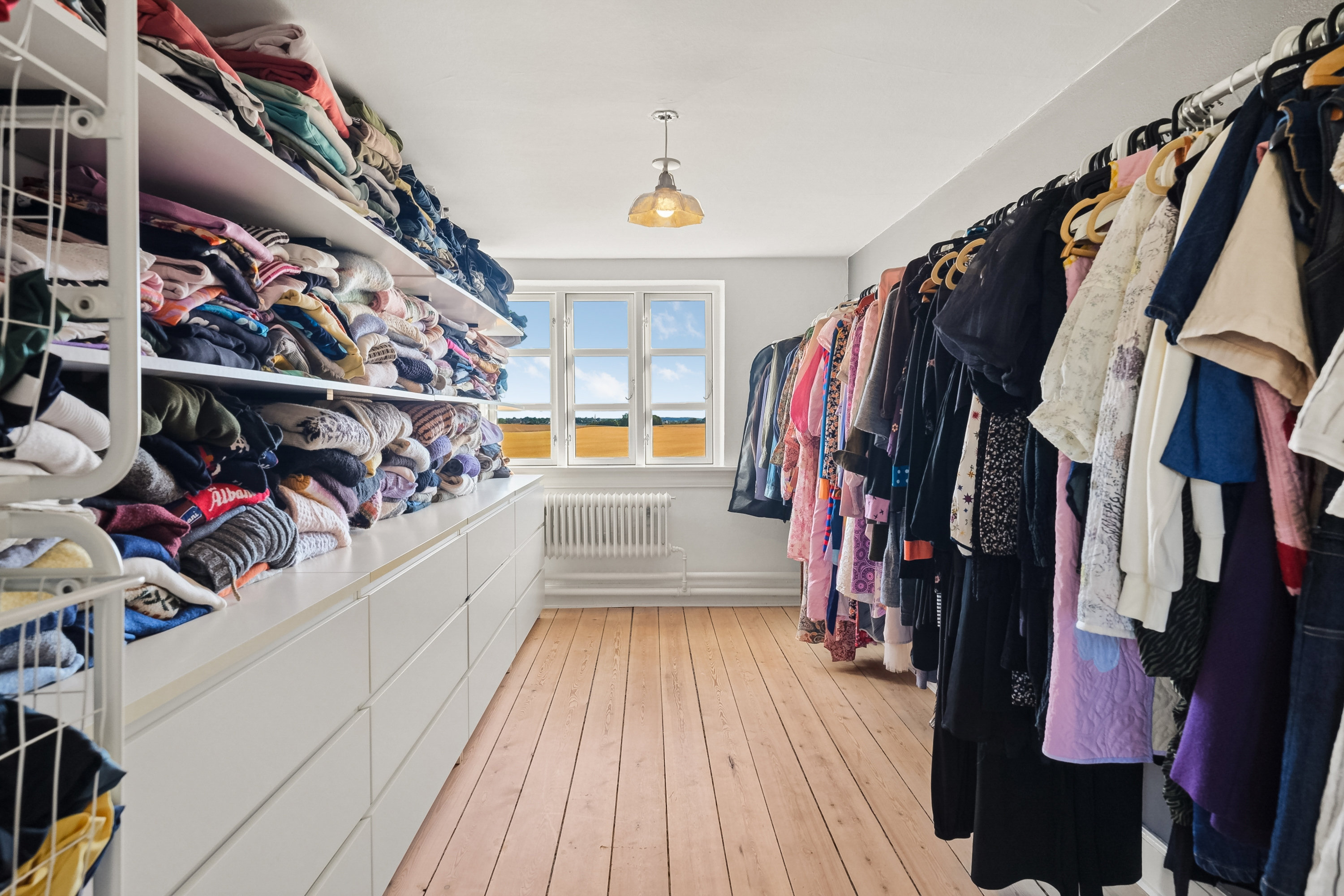 Fremhævet walkin closet billede i fuldskærmstilstand. Billede af Vejlebæksvej 115, Ladby, 5300 Kerteminde