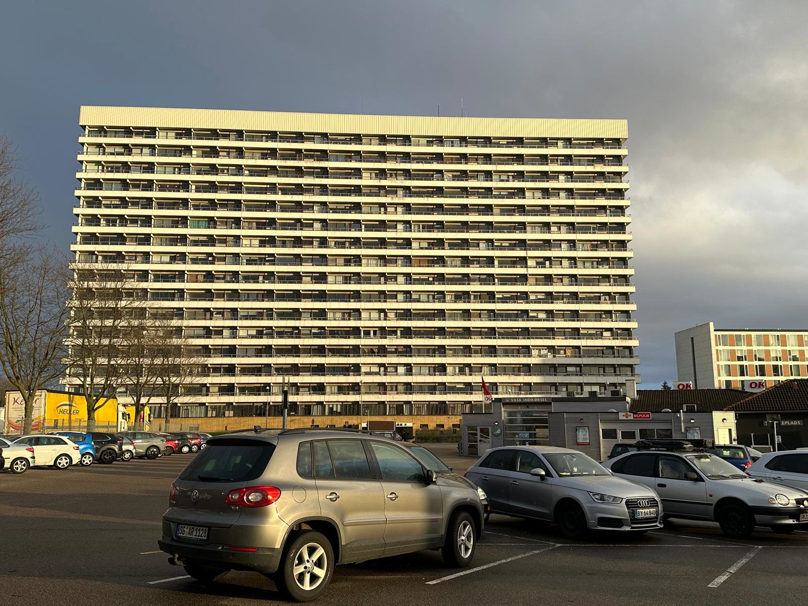 Fremhævet bygning set fra parkering billede i fuldskærmstilstand. Billede af Rebæk Søpark 3, 15. 1511., 2650 Hvidovre