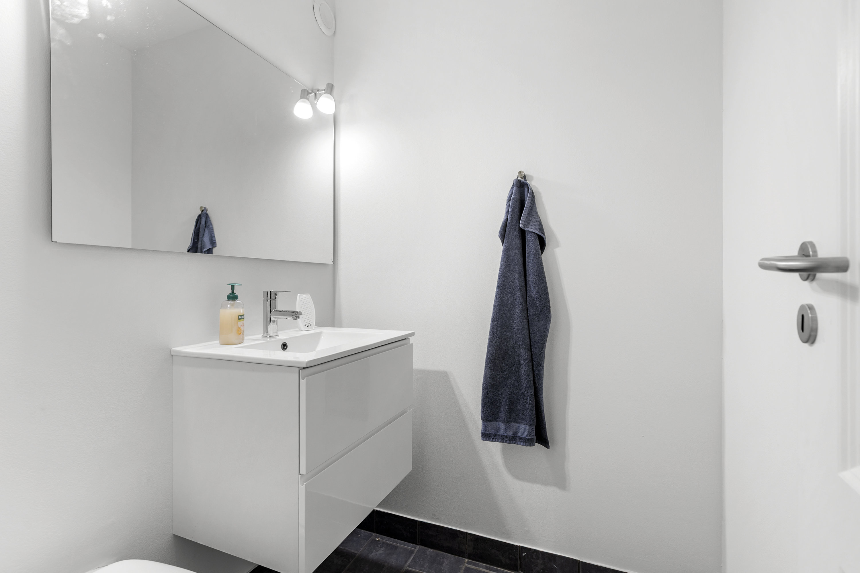 Fremhævet toilet billede i fuldskærmstilstand. Billede af Tyreengen 30, 2. th., 4220 Korsør