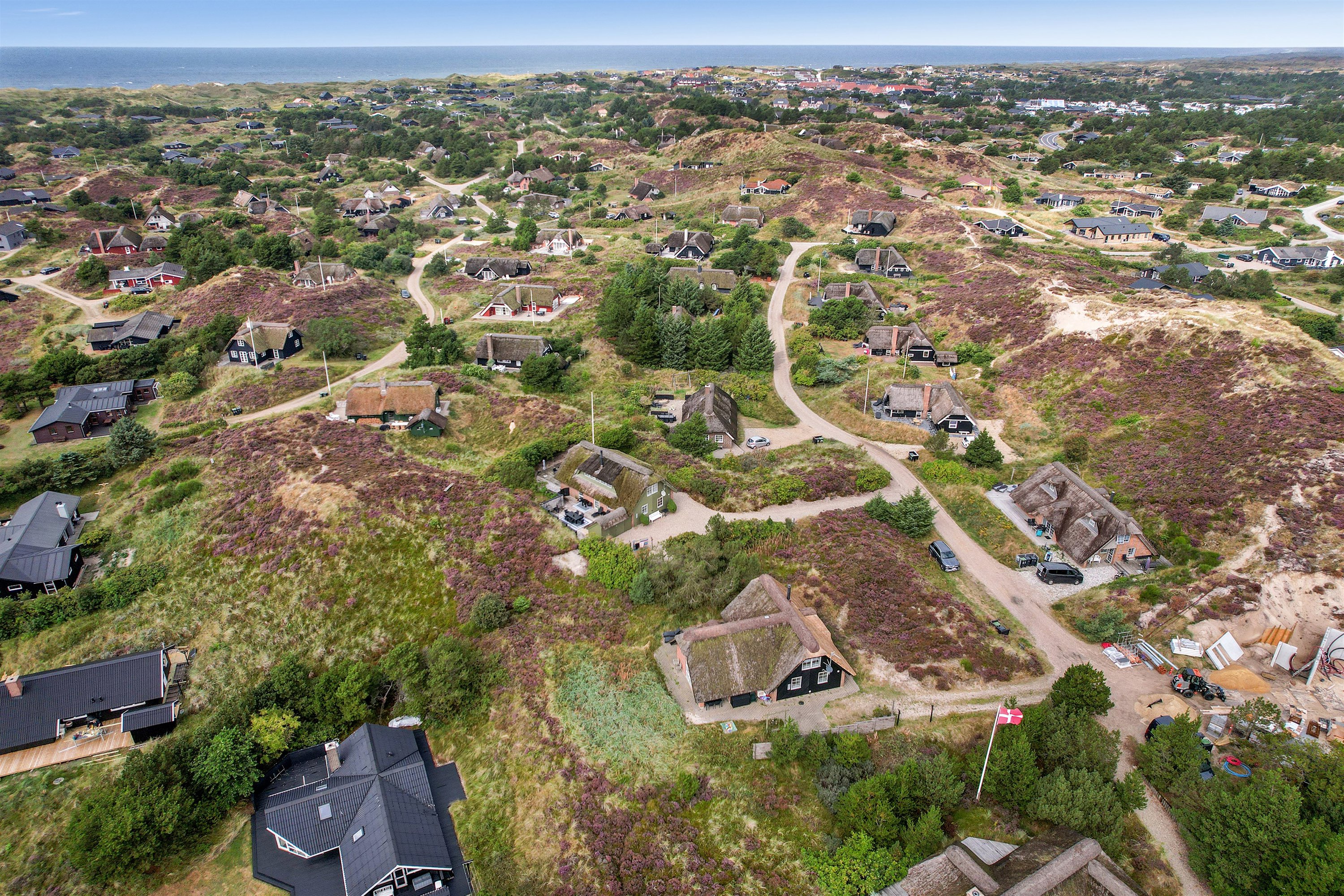 Fremhævet luftfoto billede i fuldskærmstilstand. Billede af Hyldebærvej 12, Henne Strand, 6854 Henne