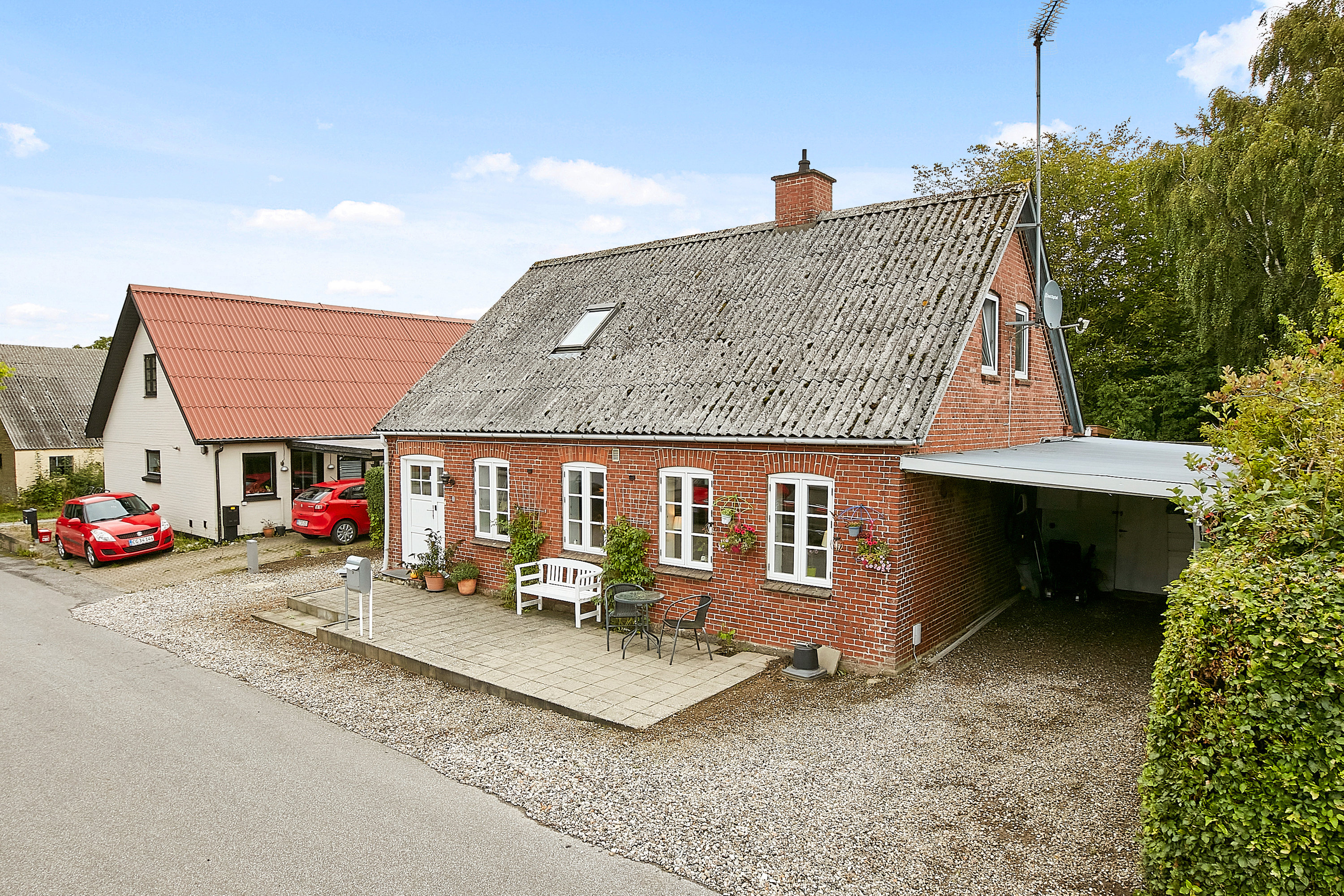 Fremhævet facade fra vejen billede i fuldskærmstilstand. Billede af Gl Tyrrestrupvej 1, Åes, 8700 Horsens
