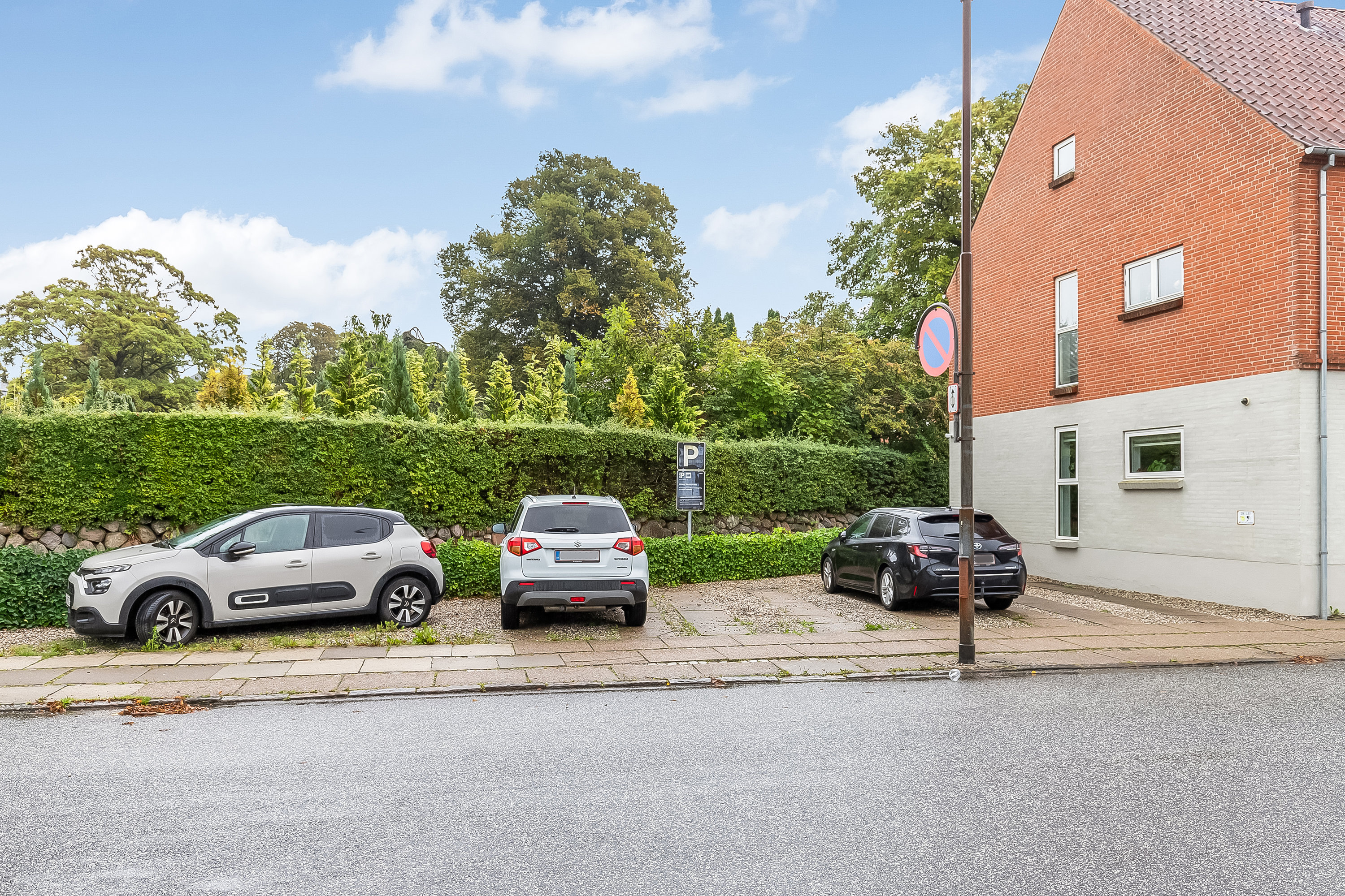 Fremhævet parkeringsplads billede i fuldskærmstilstand. Billede af Jernbanegade 24, st. th., 7100 Vejle