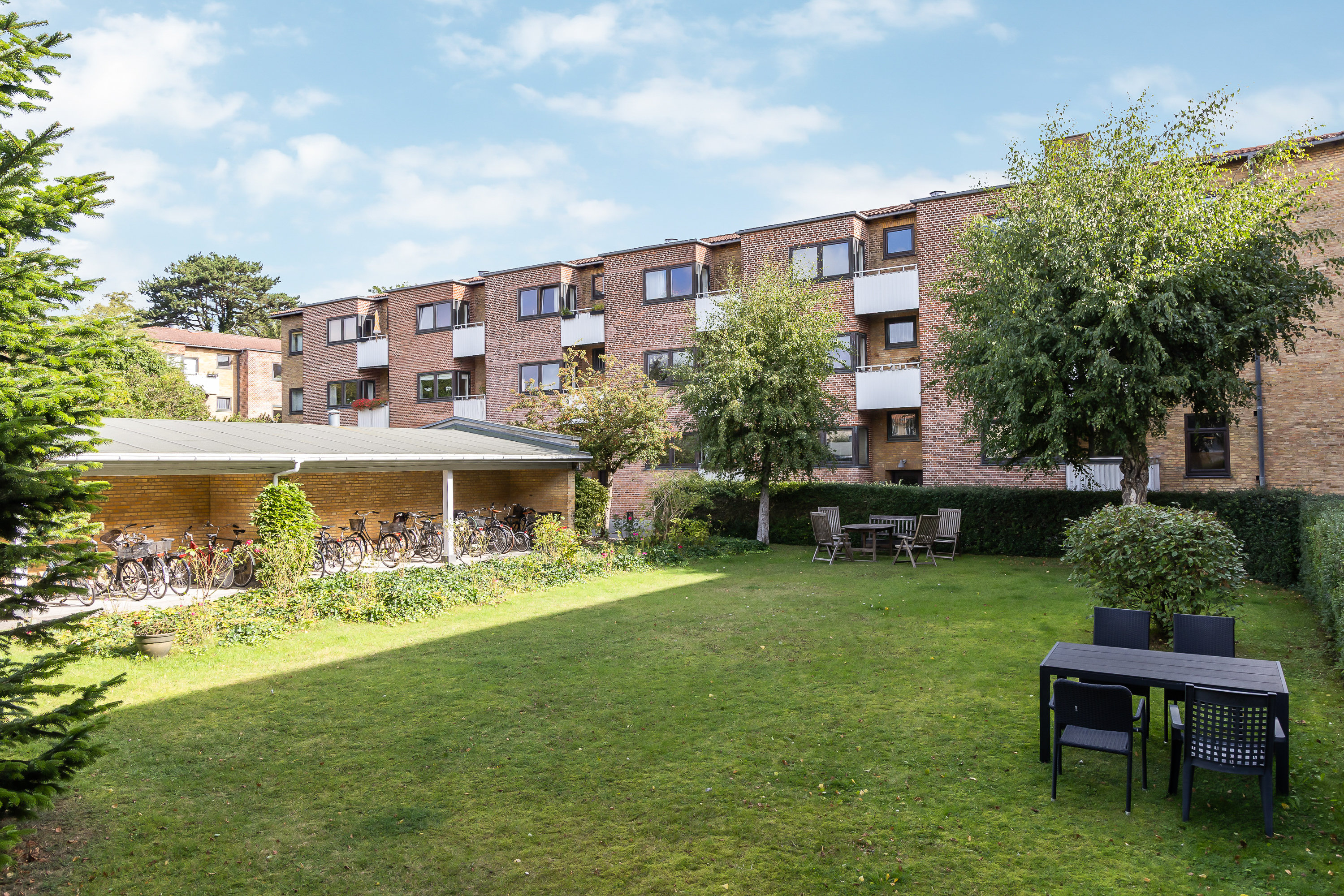 Fremhævet gårdmiljø billede i fuldskærmstilstand. Billede af Ordrupvej 14, 2. th., 2920 Charlottenlund