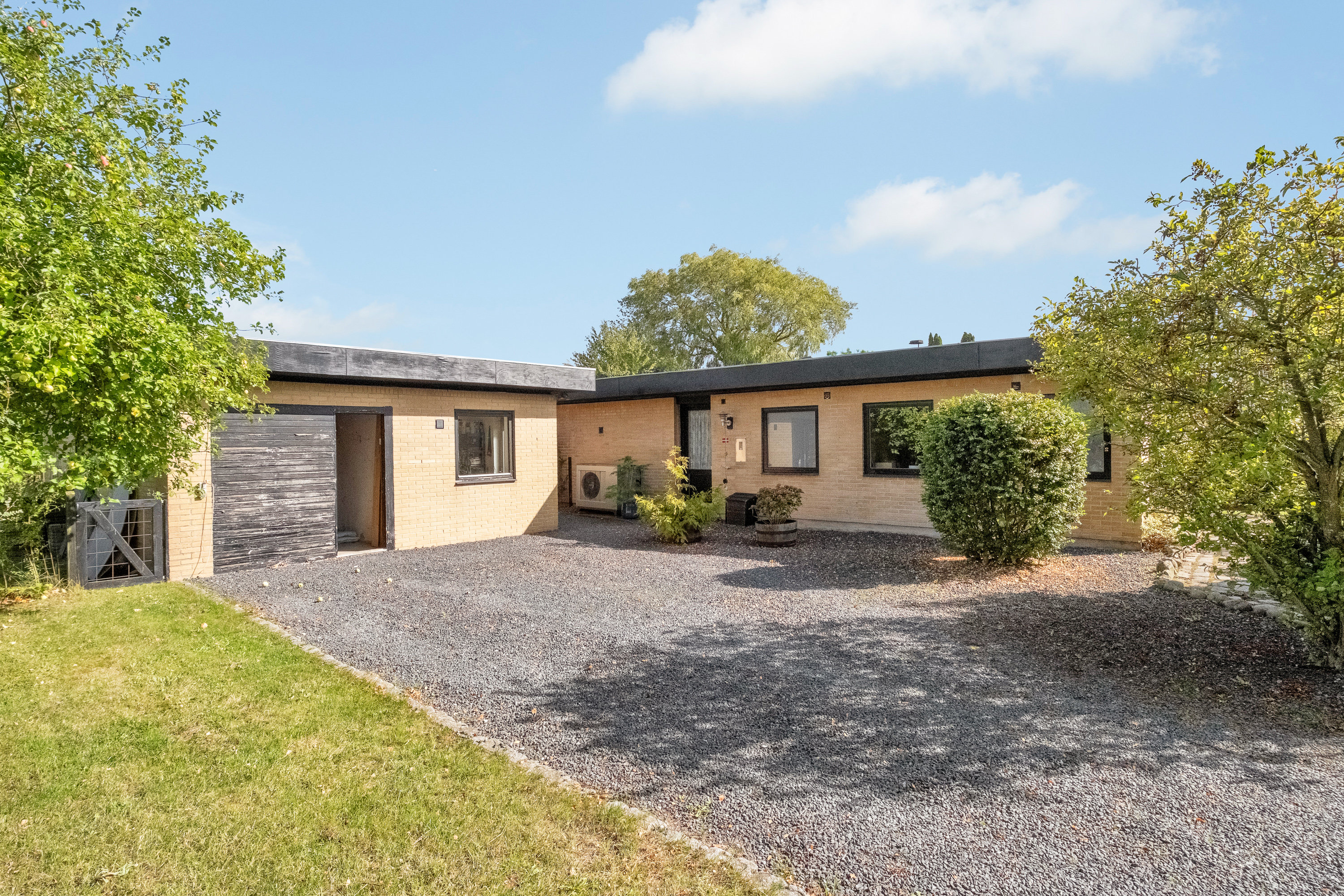 Villa: Facade på Møgelgårdsvej 36, 8520 Lystrup