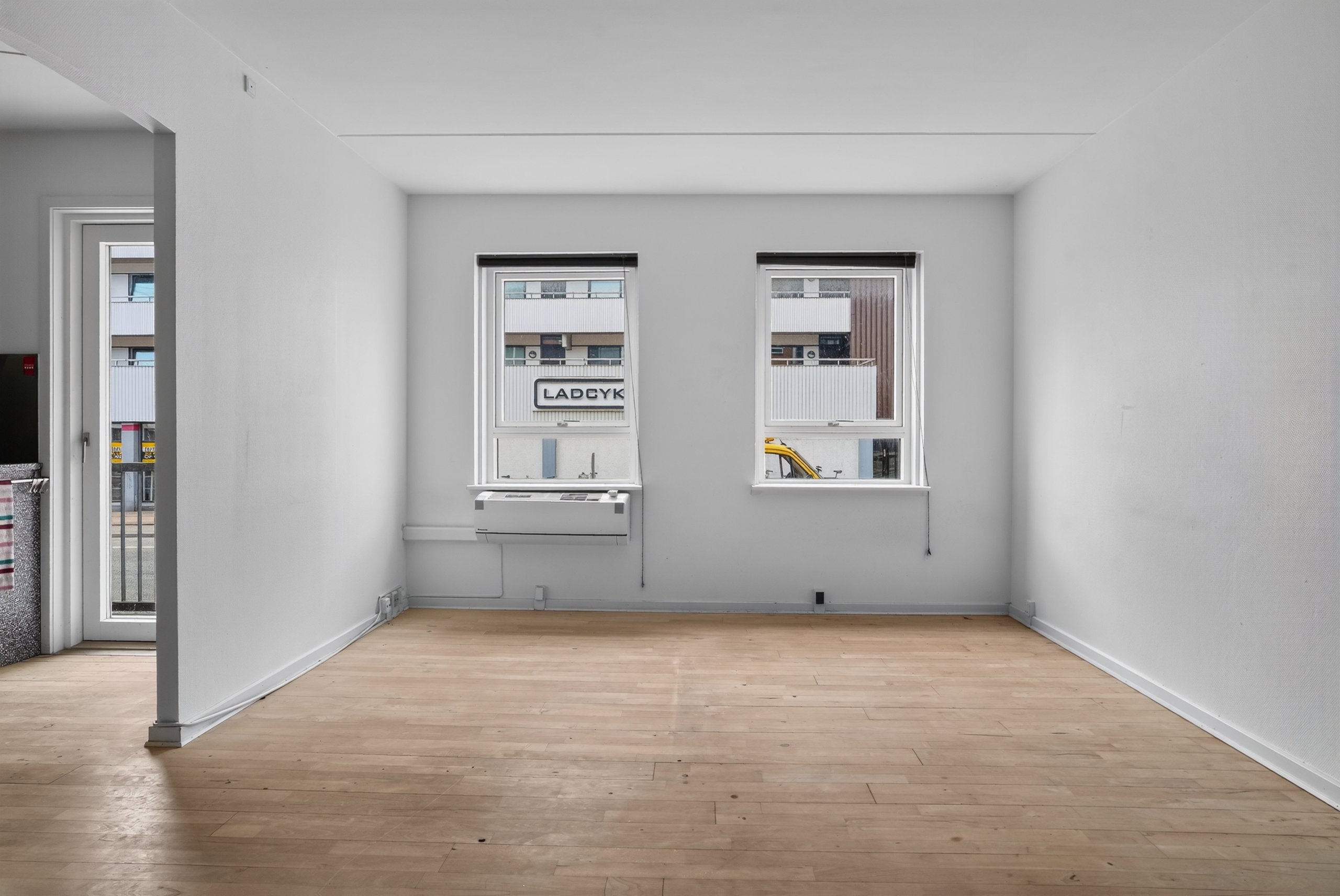 Fremhævet stue billede i fuldskærmstilstand. Billede af Bogholder Allé 15, st. th., 2720 Vanløse