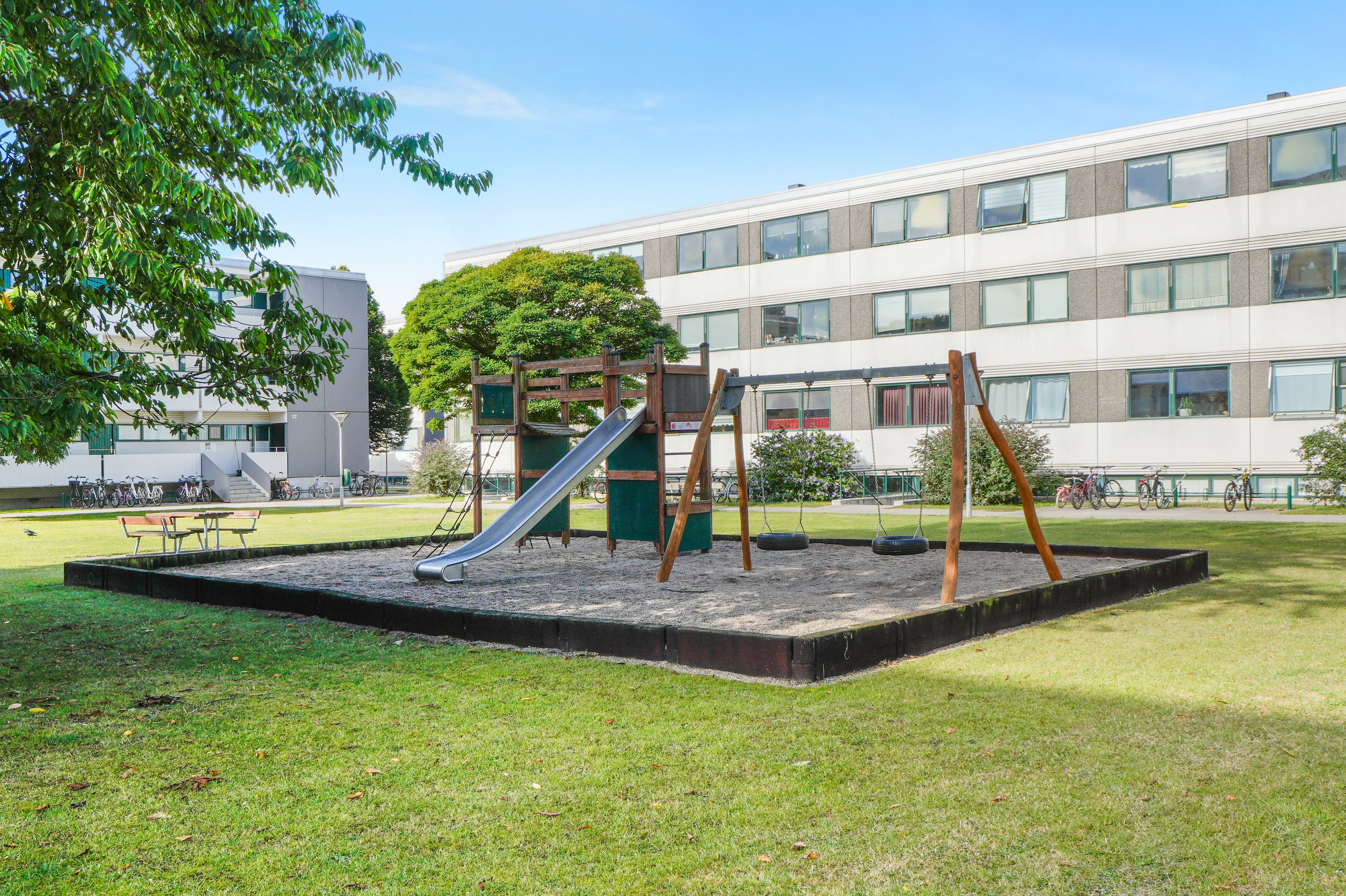 Miniaturebillede 1: gårdmiljø. Billede af Vejlegårdsparken 14, st. 5., 2665 Vallensbæk Strand