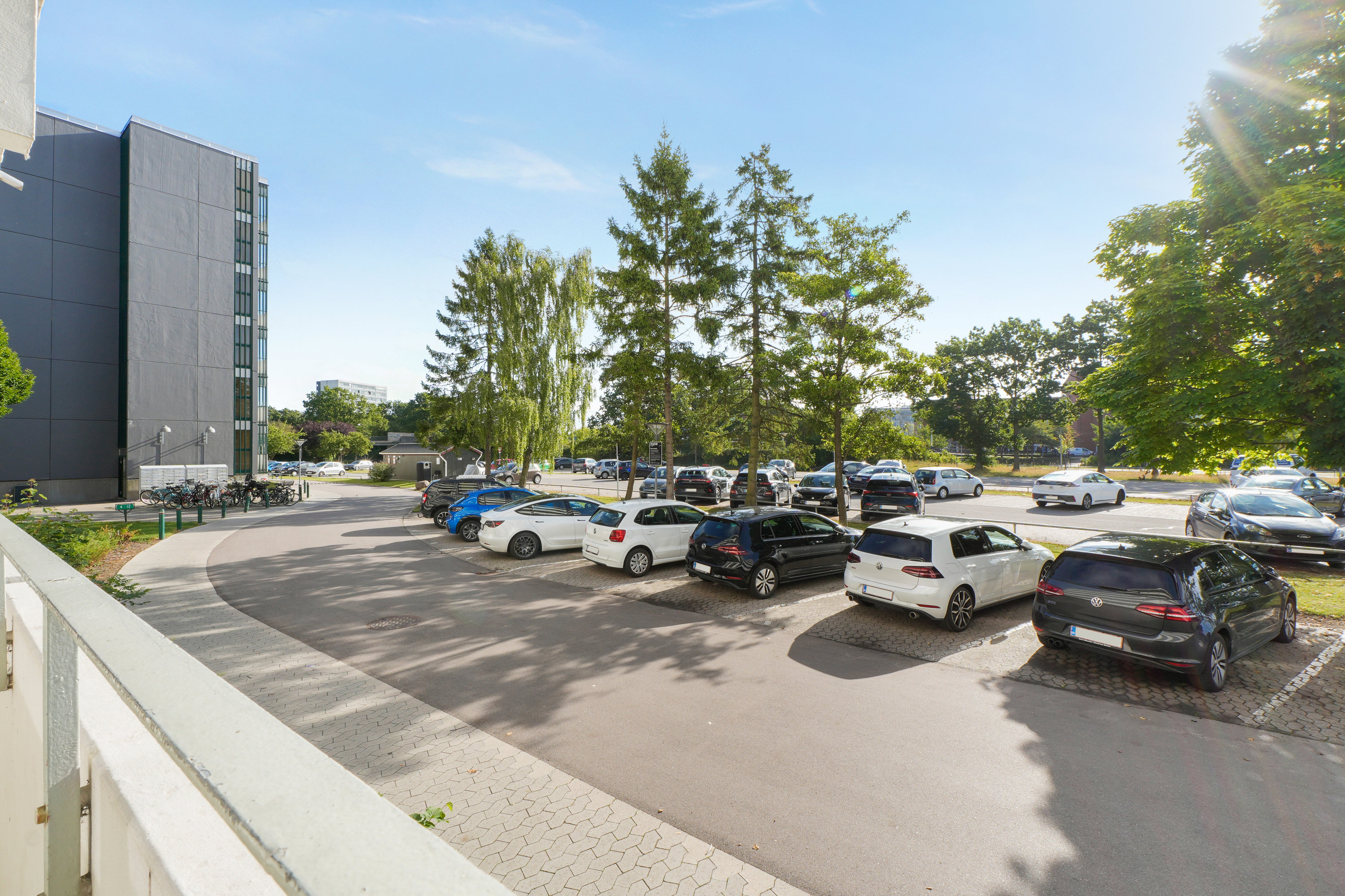 Fremhævet facade billede i fuldskærmstilstand. Billede af Vejlegårdsparken 14, st. 5., 2665 Vallensbæk Strand
