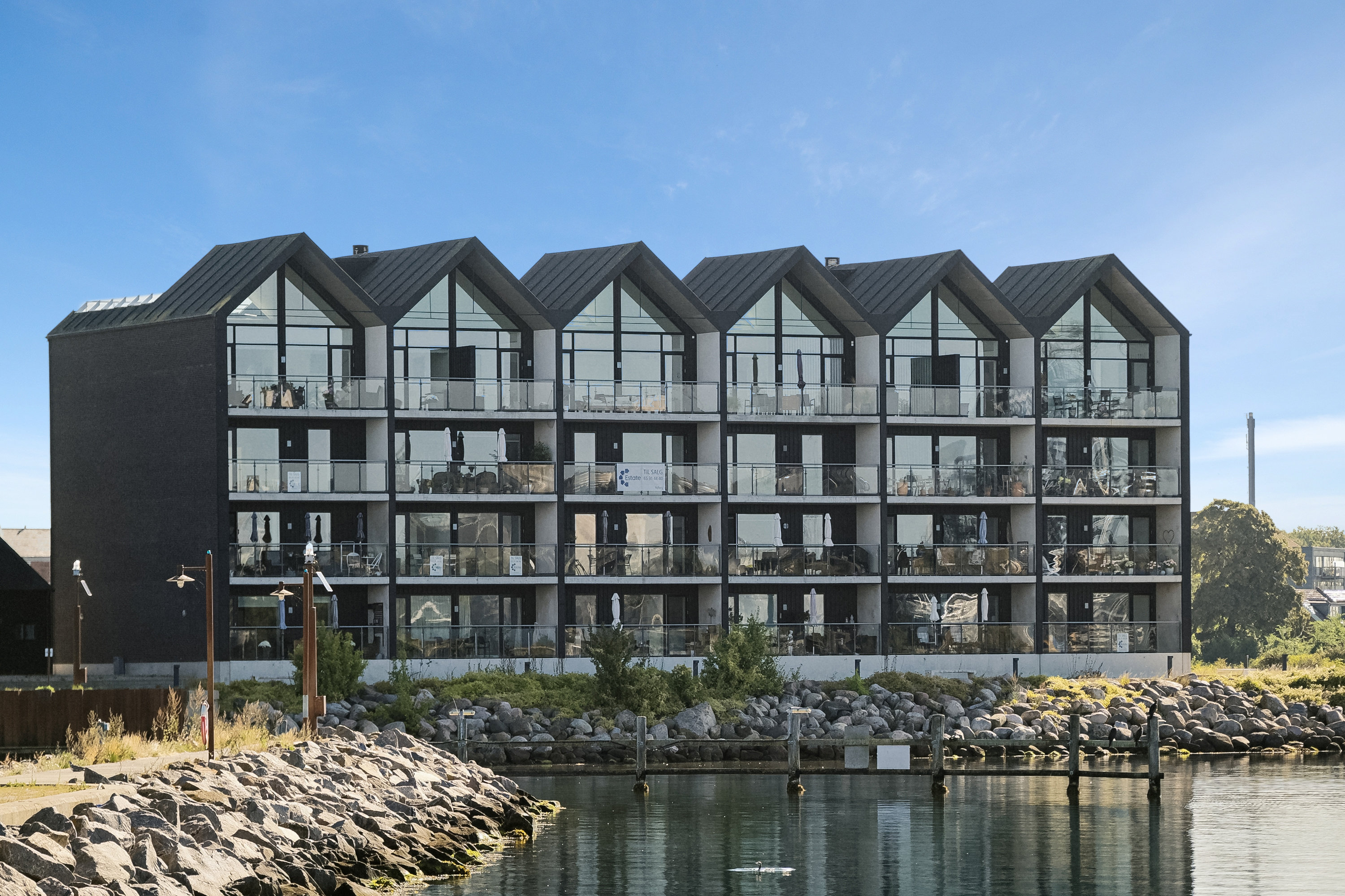 Fremhævet bag facade billede i fuldskærmstilstand. Billede af Midtermolen 24, 2. th., 5800 Nyborg