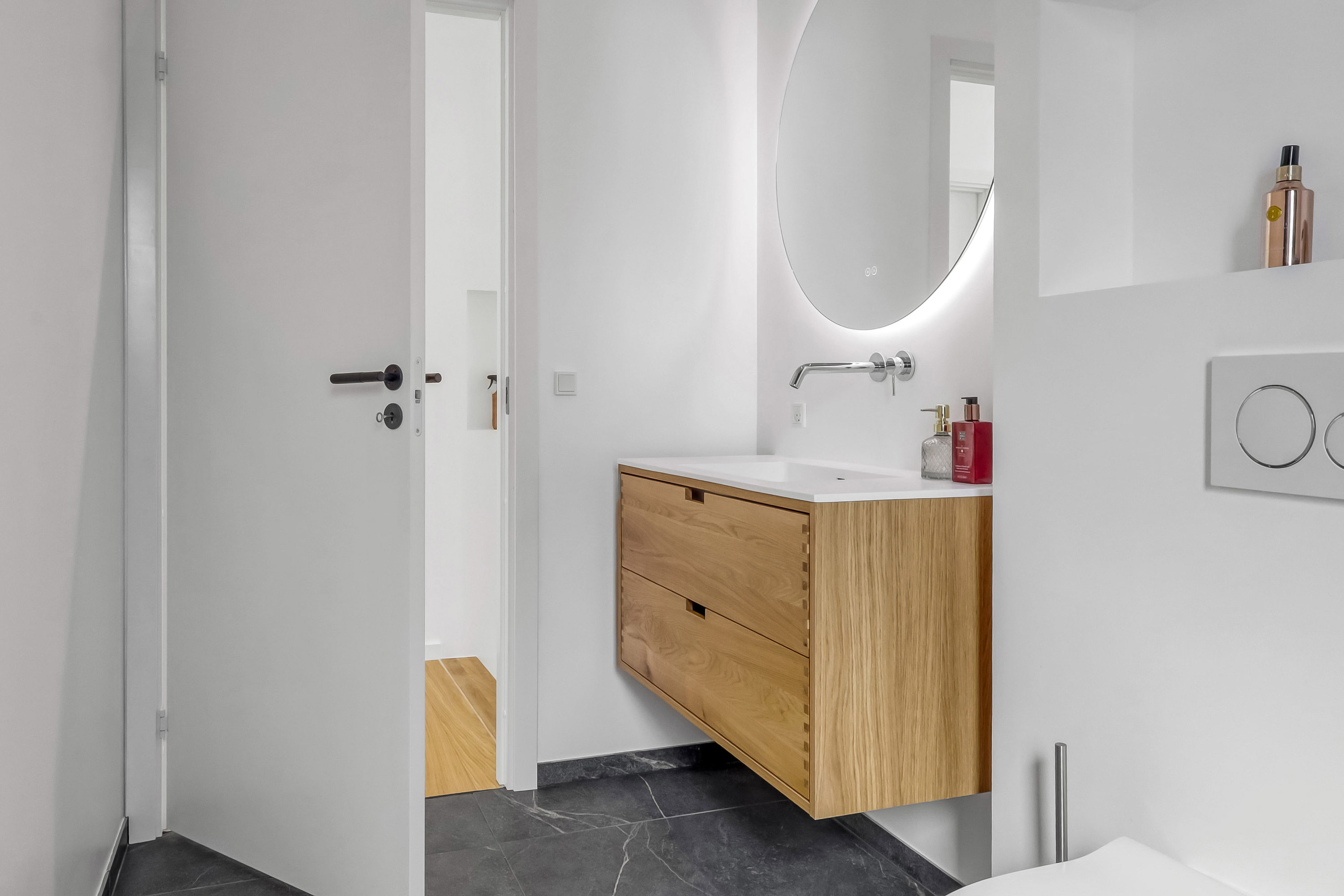 Fremhævet toilet billede i fuldskærmstilstand. Billede af Ydunshave 39, Tåsinge, 5700 Svendborg