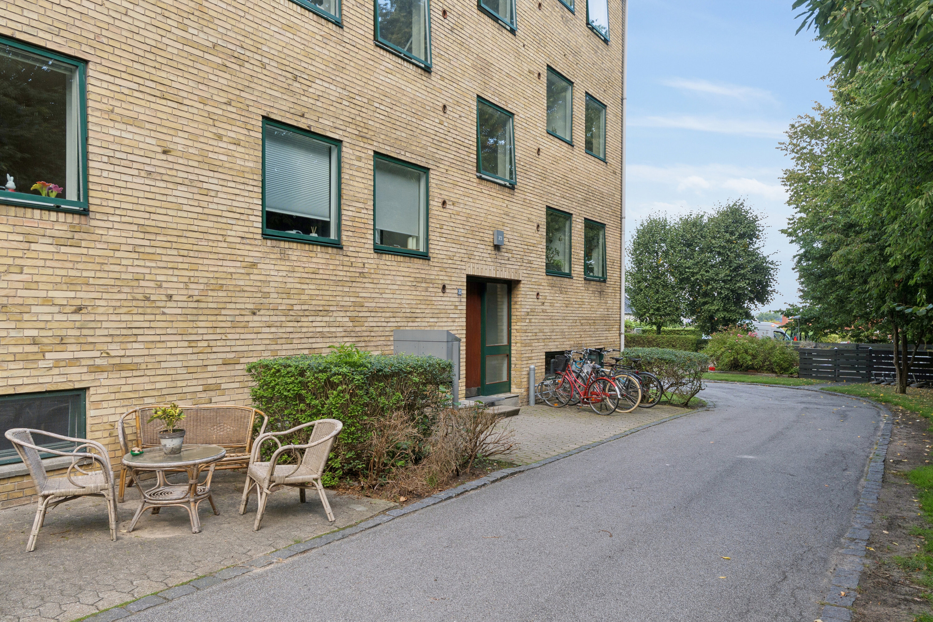 Fremhævet set fra vejen billede i fuldskærmstilstand. Billede af Bybjergvej 23, 1. th., 2970 Hørsholm