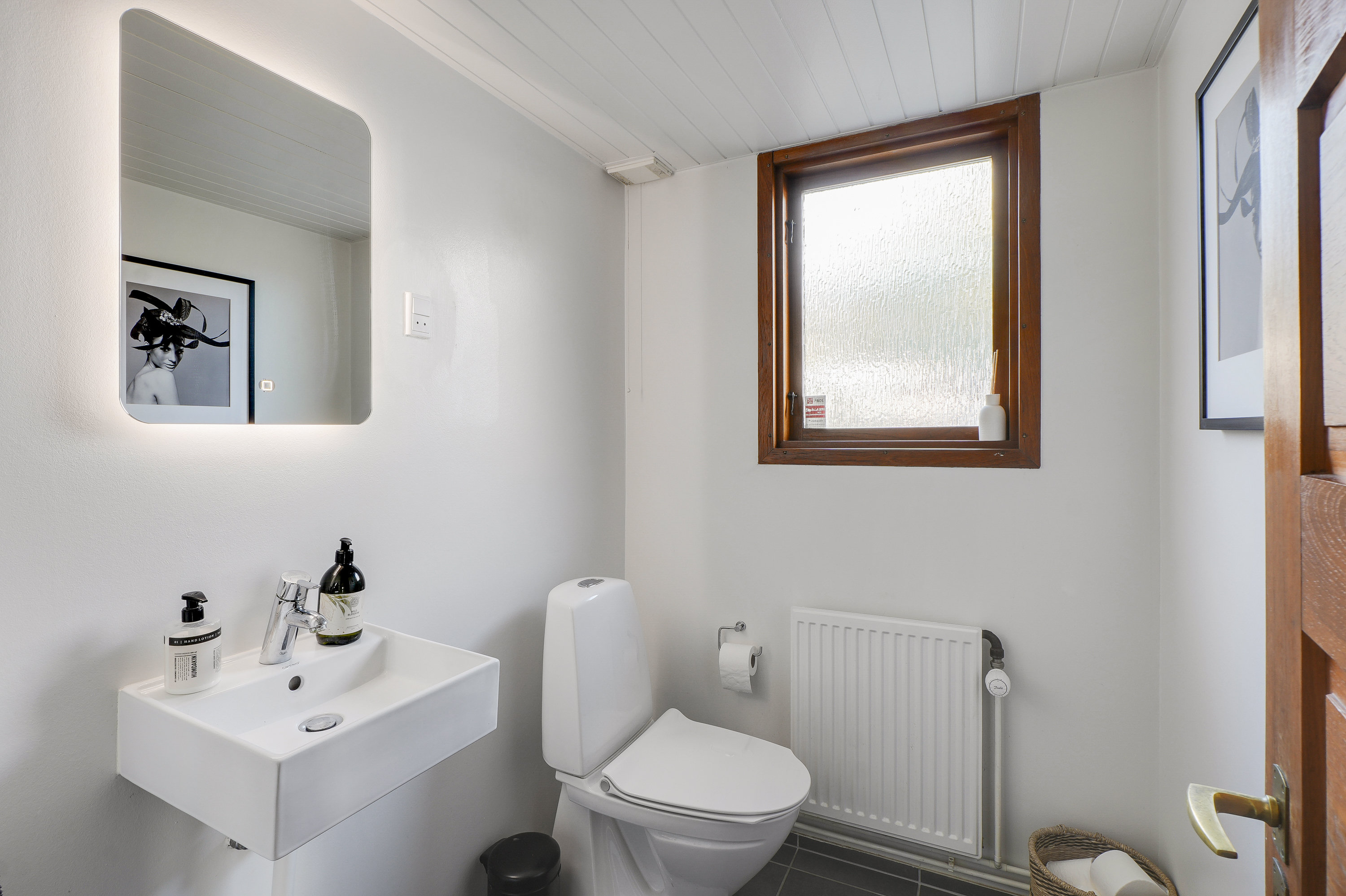 Fremhævet toilet billede i fuldskærmstilstand. Billede af Søvangs Alle 5, 2635 Ishøj