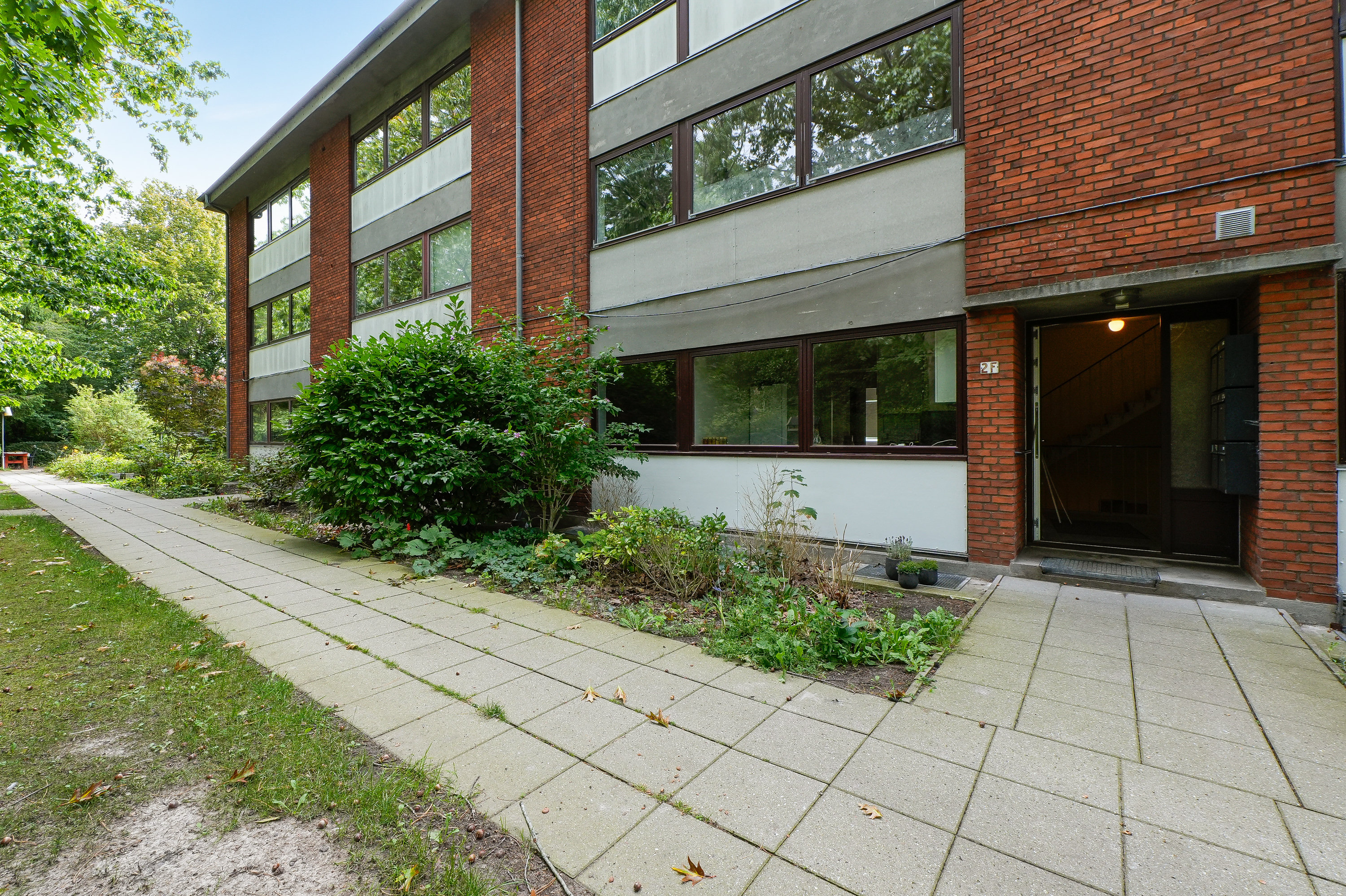 Fremhævet facade billede i fuldskærmstilstand. Billede af Klokkerhaven 2F, st. th., 2750 Ballerup