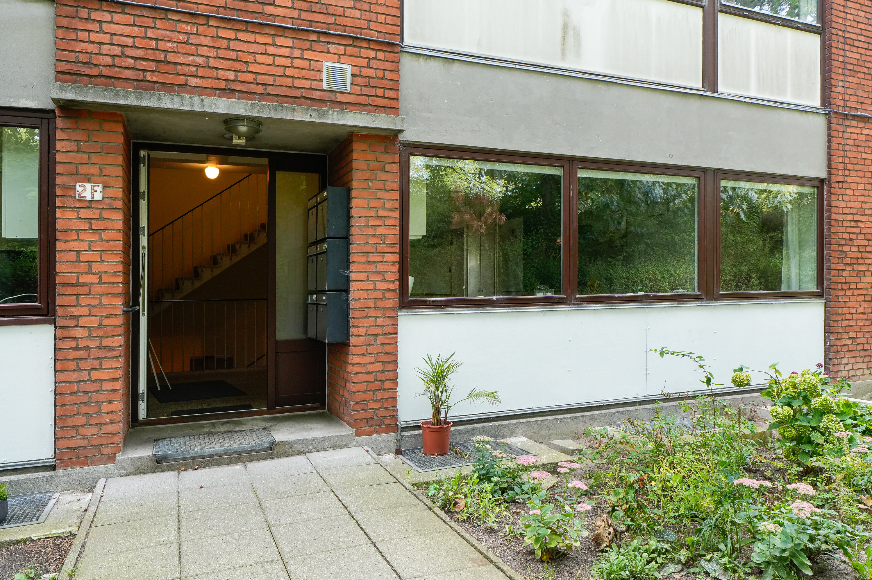 Fremhævet facade billede i fuldskærmstilstand. Billede af Klokkerhaven 2F, st. th., 2750 Ballerup