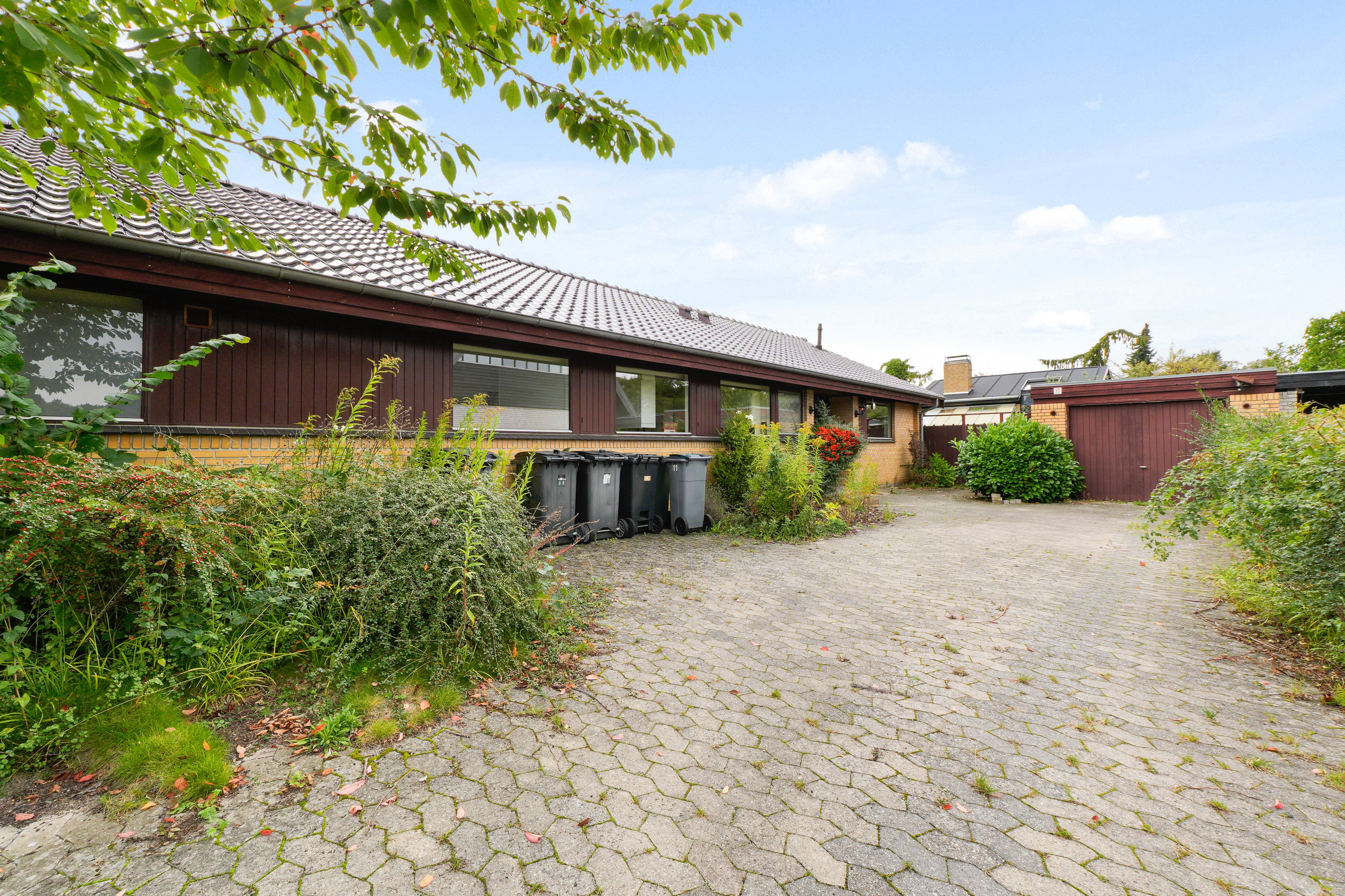 Fremhævet facade billede i fuldskærmstilstand. Billede af Viggo Barfoeds Alle 11, 2750 Ballerup