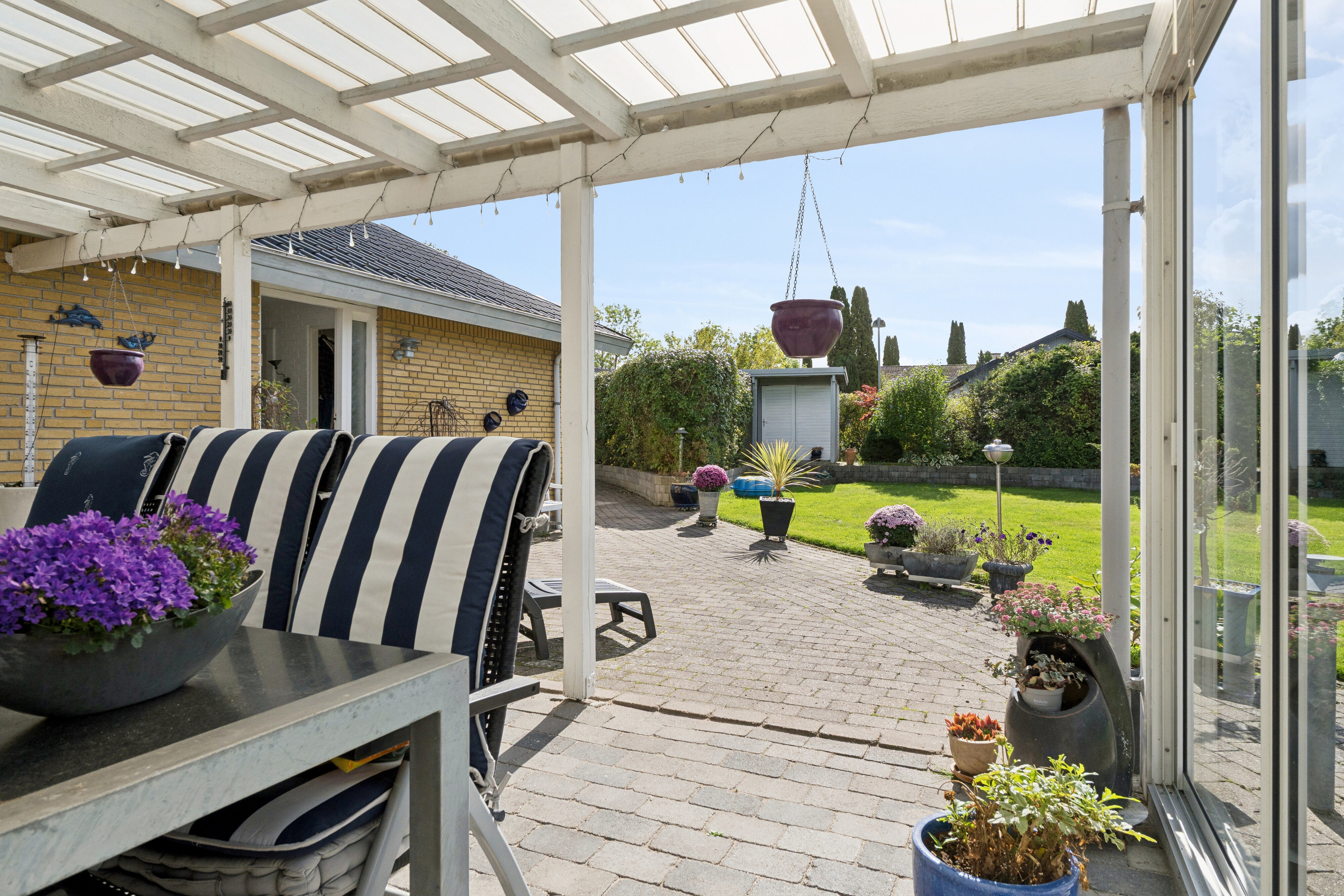 Fremhævet overdækket terrasse billede i fuldskærmstilstand. Billede af Bøgehaven 3, 2980 Kokkedal