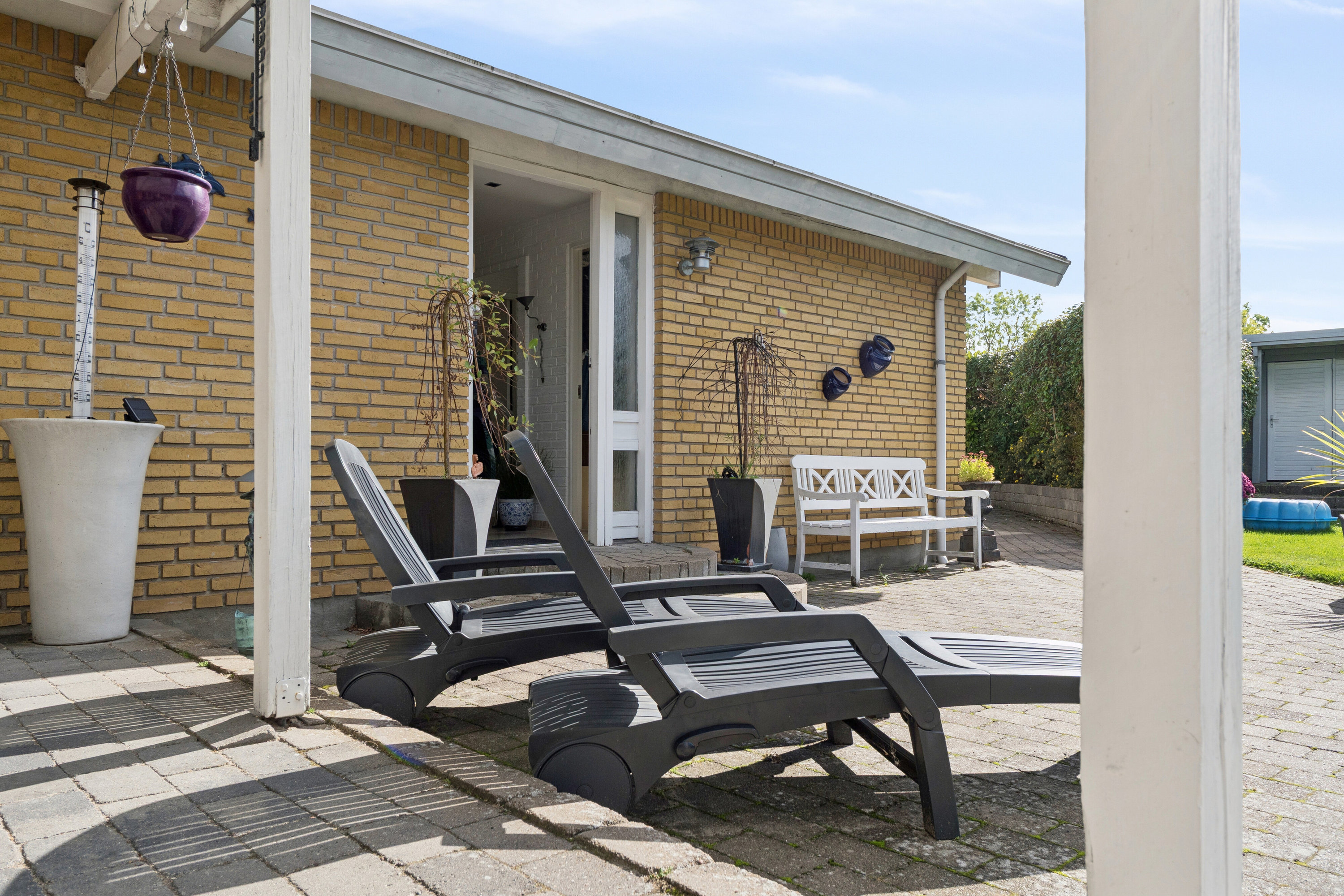 Fremhævet overdækket terrasse billede i fuldskærmstilstand. Billede af Bøgehaven 3, 2980 Kokkedal