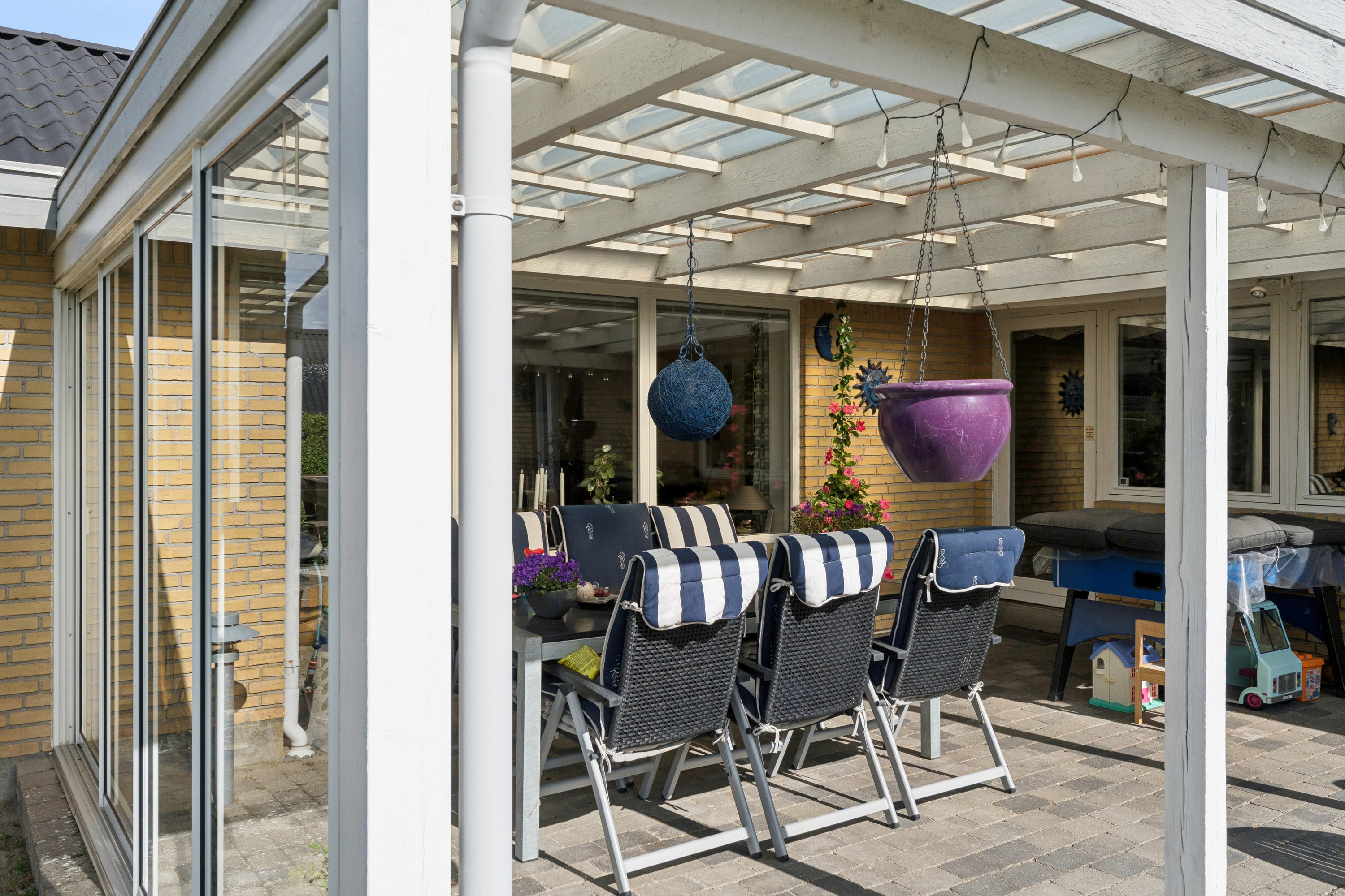 Fremhævet overdækket terrasse billede i fuldskærmstilstand. Billede af Bøgehaven 3, 2980 Kokkedal