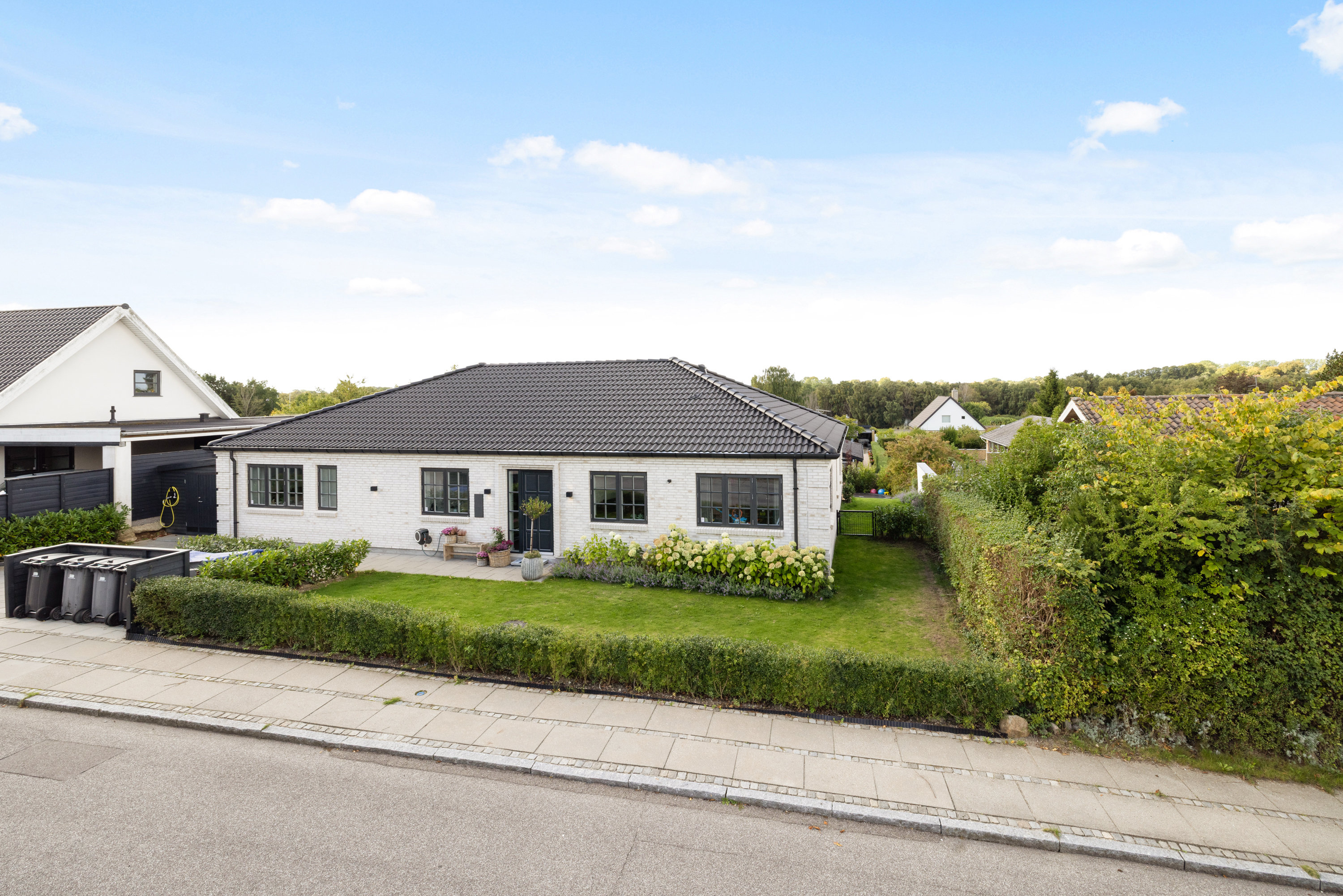 Fremhævet facade billede i fuldskærmstilstand. Billede af Stenhøjgårdsvej 19, 3460 Birkerød