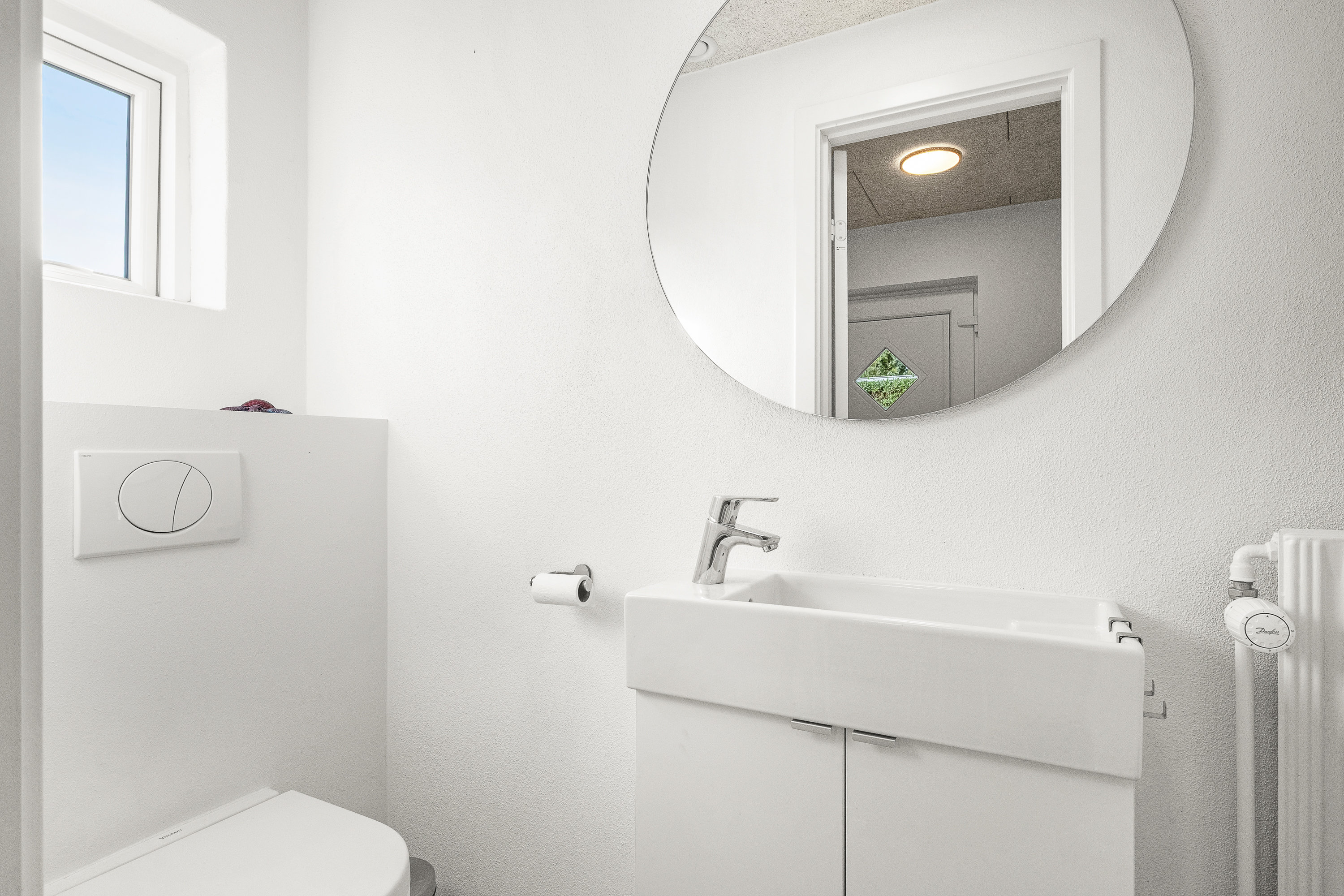 Fremhævet toilet billede i fuldskærmstilstand. Billede af Mejerivej 13, 8560 Kolind
