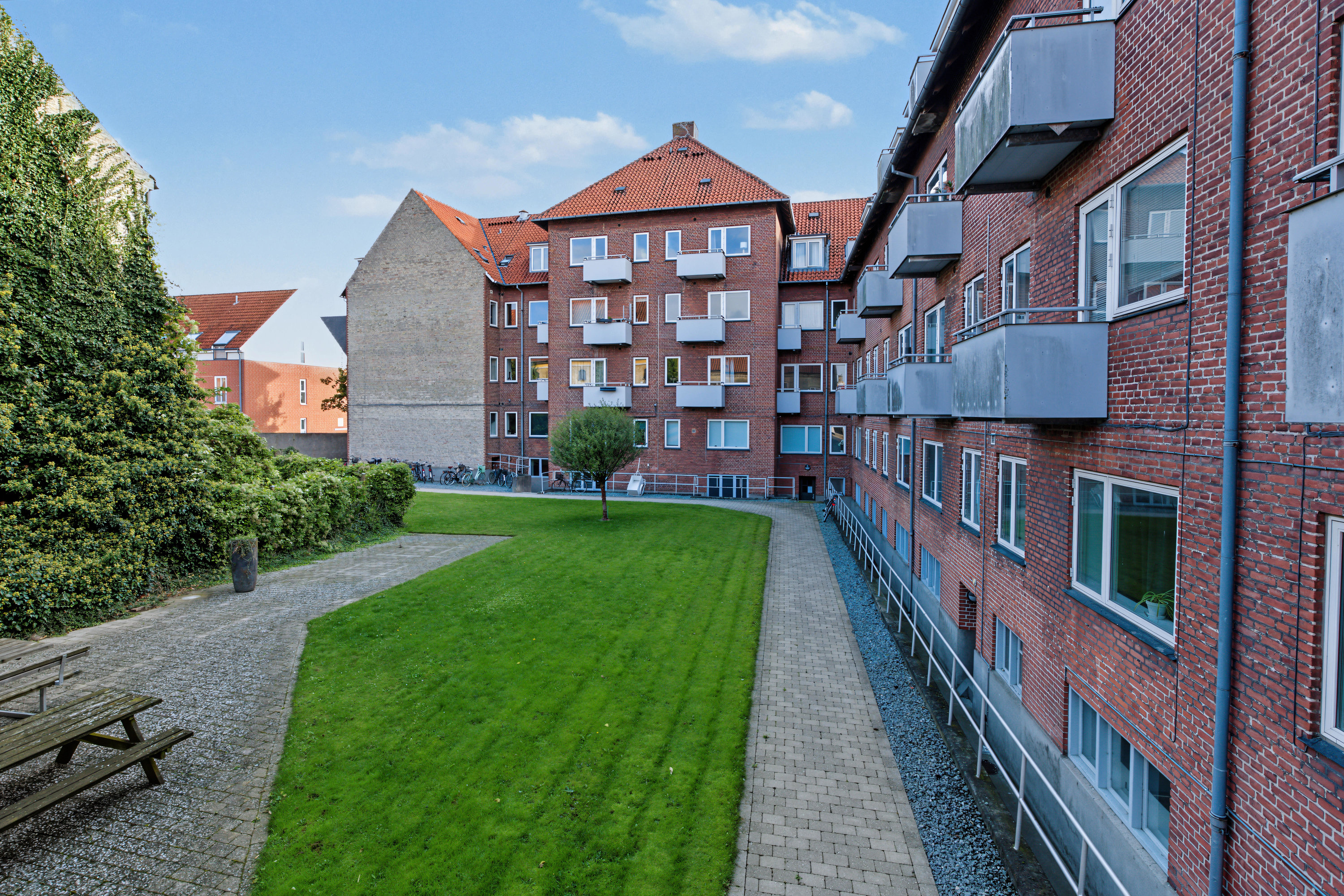 Fremhævet mastefoto billede i fuldskærmstilstand. Billede af Klosterstræde 36, 1. th., 4800 Nykøbing F
