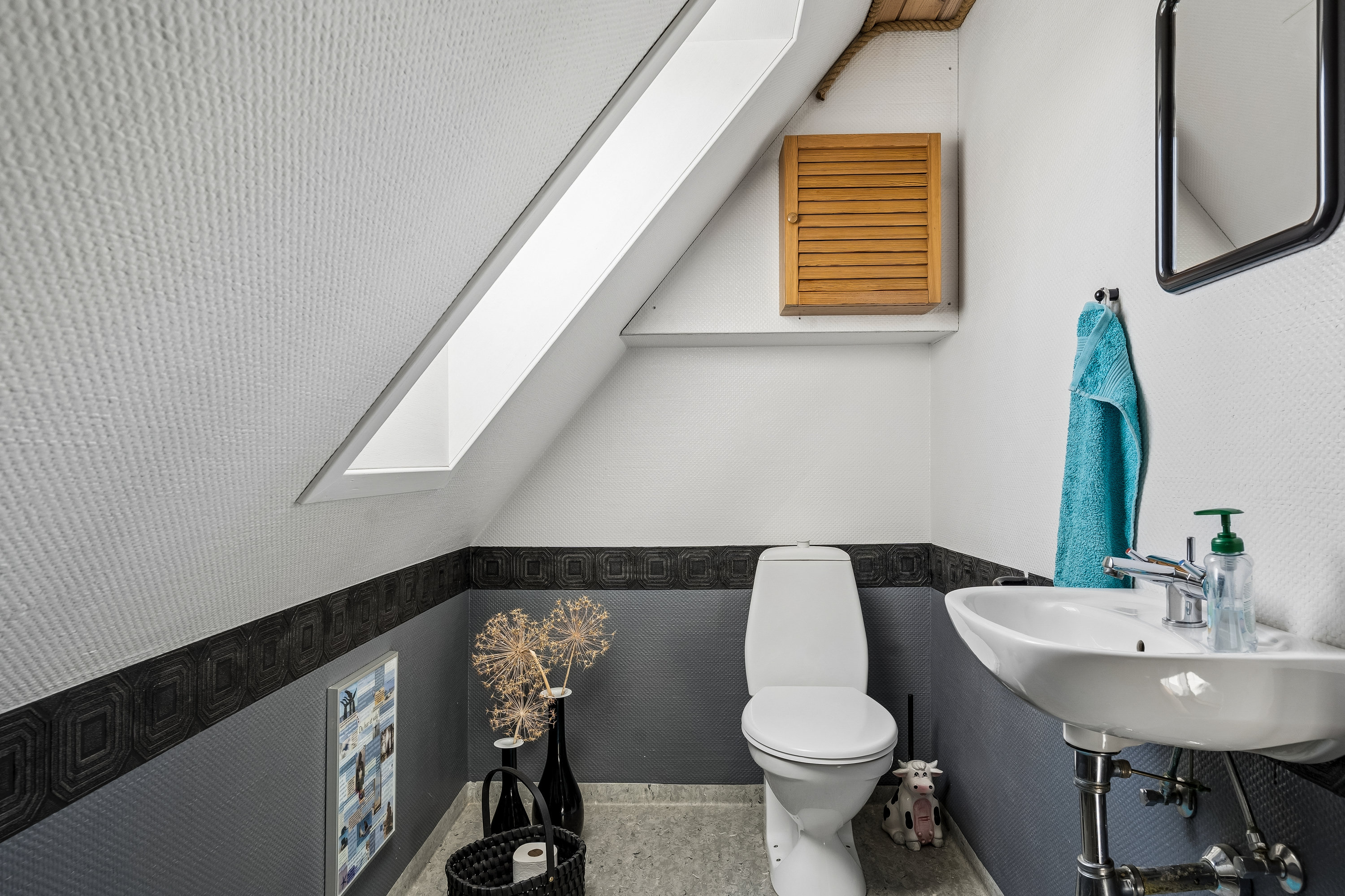 Fremhævet toilet billede i fuldskærmstilstand. Billede af Enggårdsvej 26, Kragelund, 8723 Løsning