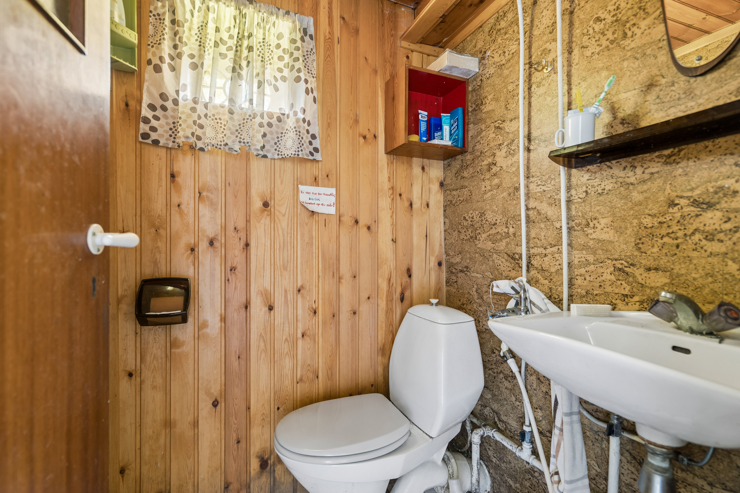 Fremhævet toilet billede i fuldskærmstilstand. Billede af Fædrelandsvej 6, Byrum, 9940 Læsø
