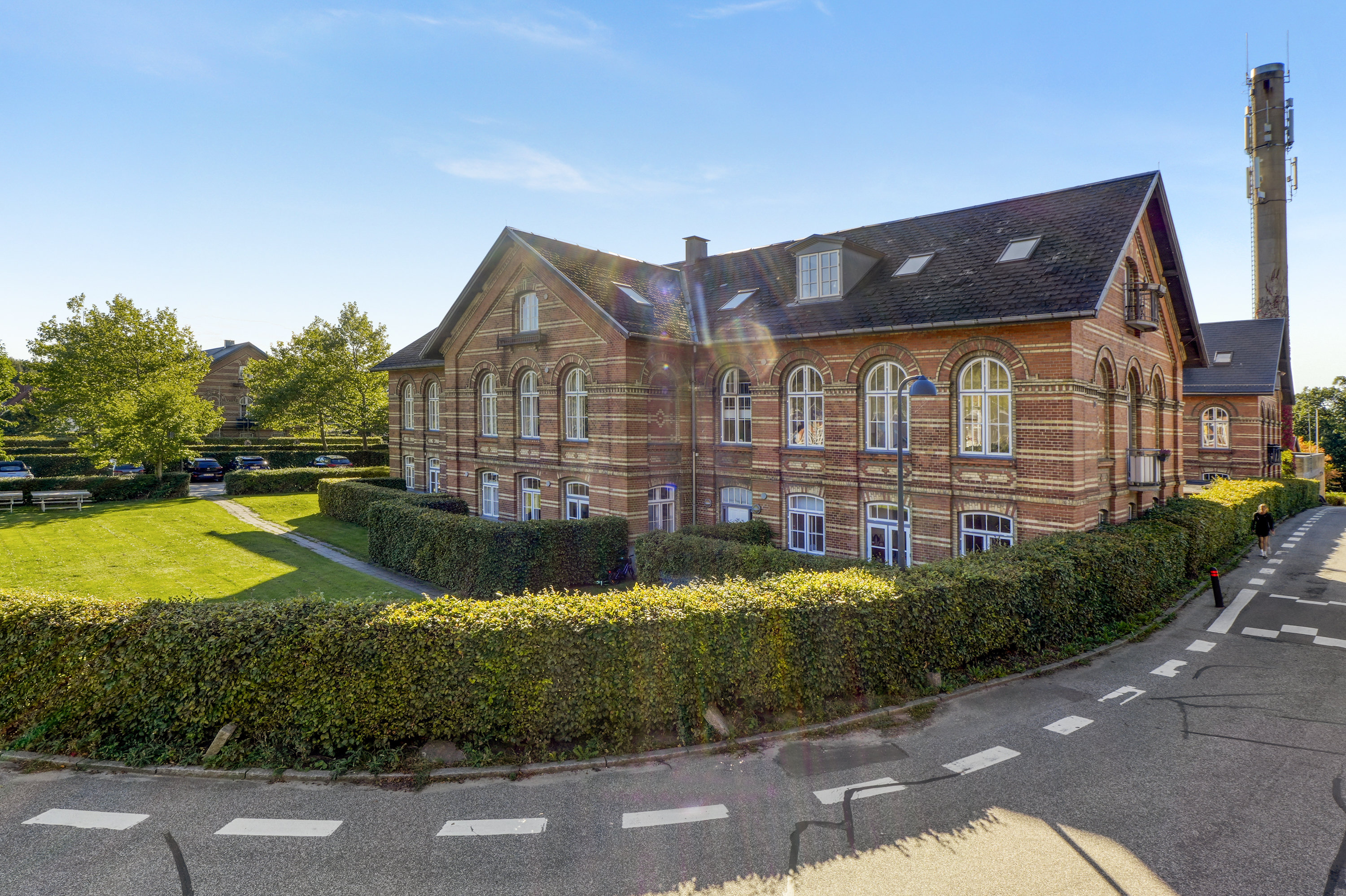 Fremhævet facade billede i fuldskærmstilstand. Billede af Biskop Svanes Vej 65B, 2., 3460 Birkerød