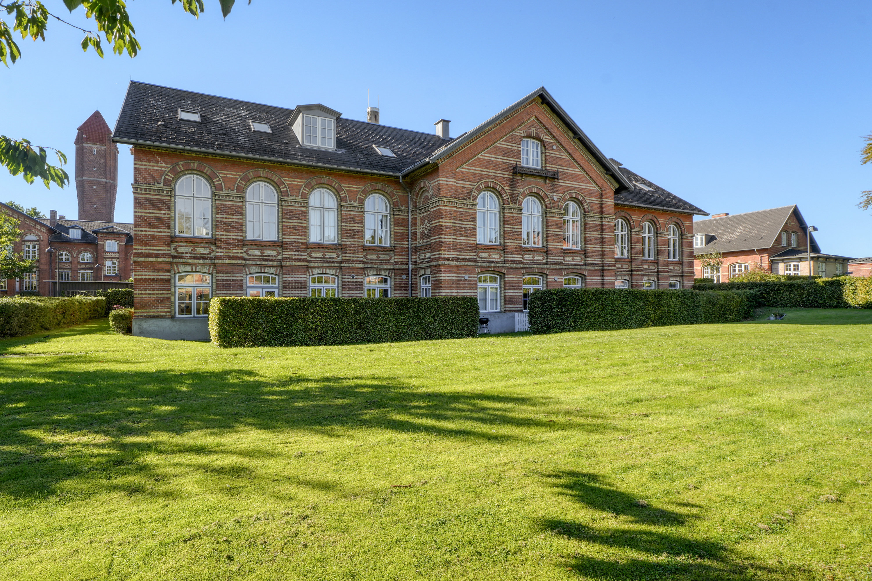 Fremhævet facade billede i fuldskærmstilstand. Billede af Biskop Svanes Vej 65B, 2., 3460 Birkerød