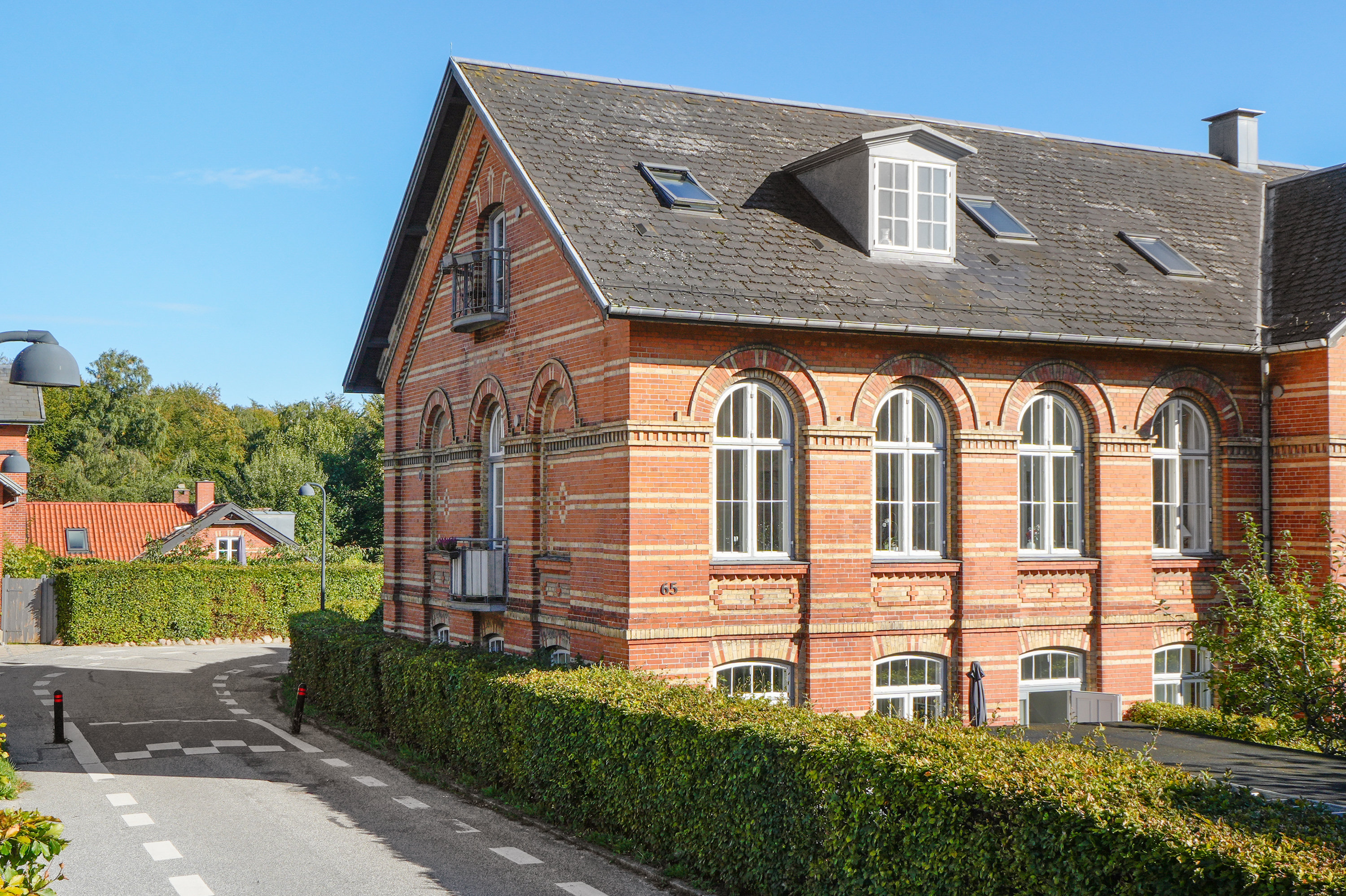 Fremhævet facade billede i fuldskærmstilstand. Billede af Biskop Svanes Vej 65B, 2., 3460 Birkerød