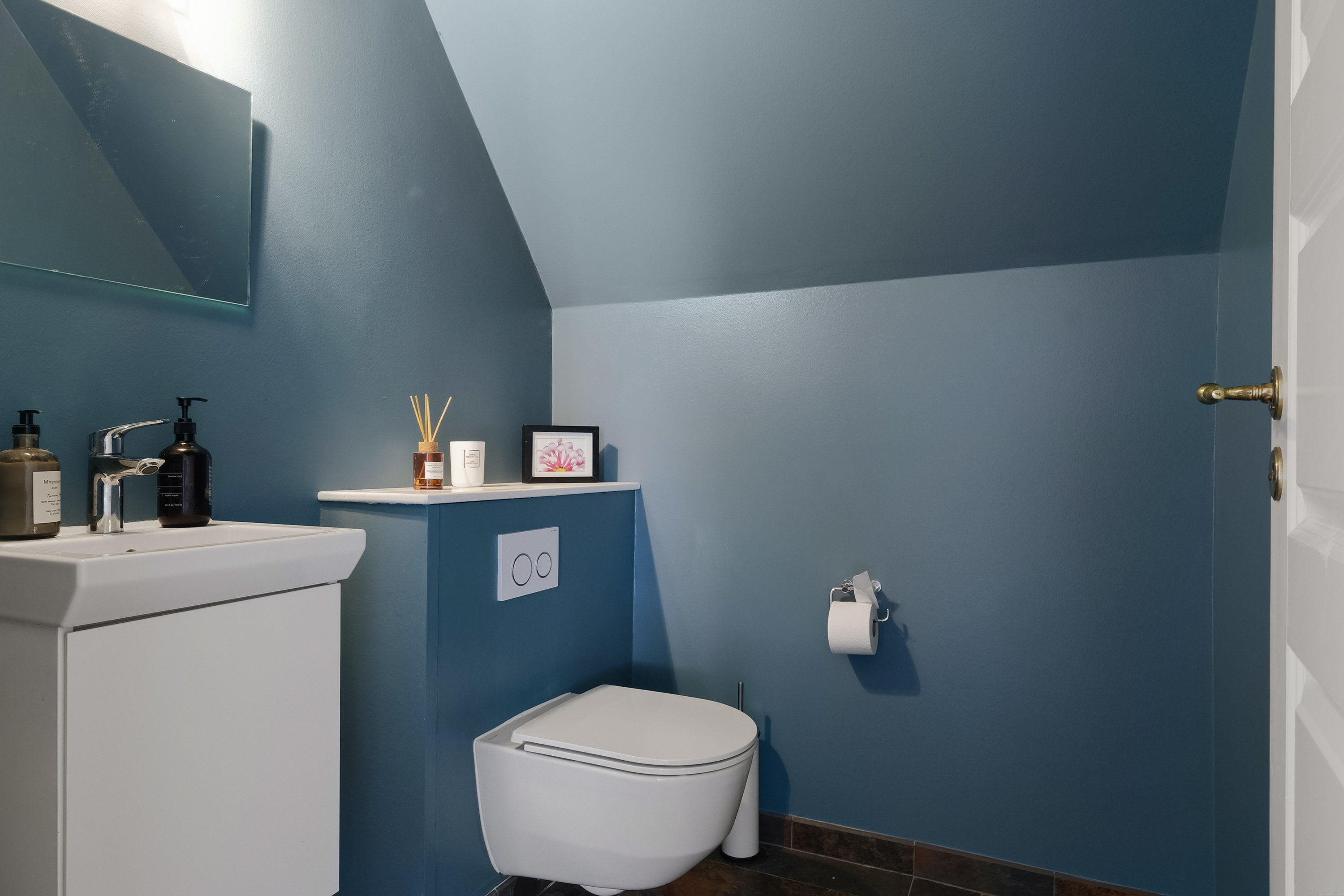 Fremhævet toilet billede i fuldskærmstilstand. Billede af Roers Allé 1, Tarup, 5210 Odense NV