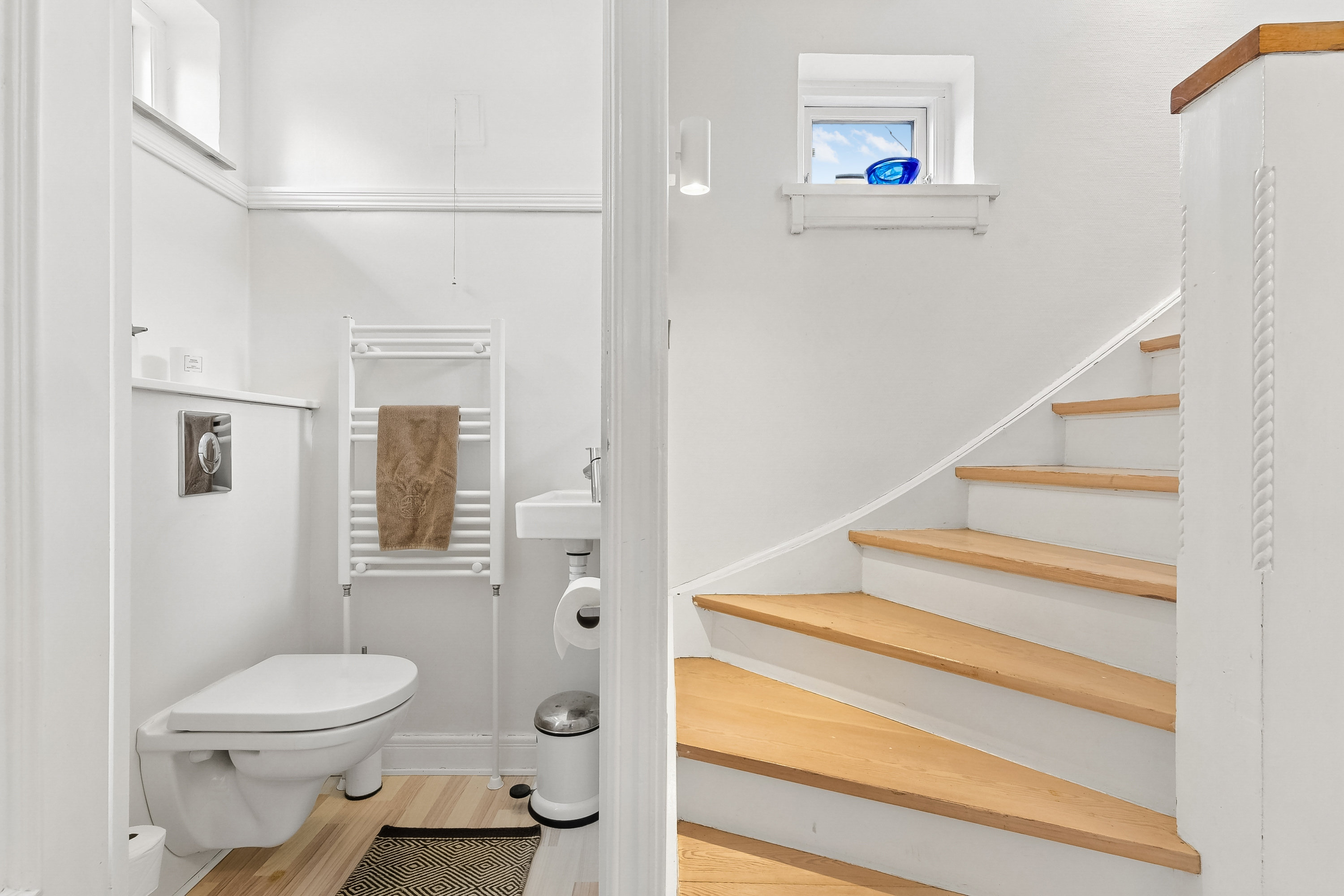 Fremhævet toilet billede i fuldskærmstilstand. Billede af Roers Allé 1, Tarup, 5210 Odense NV