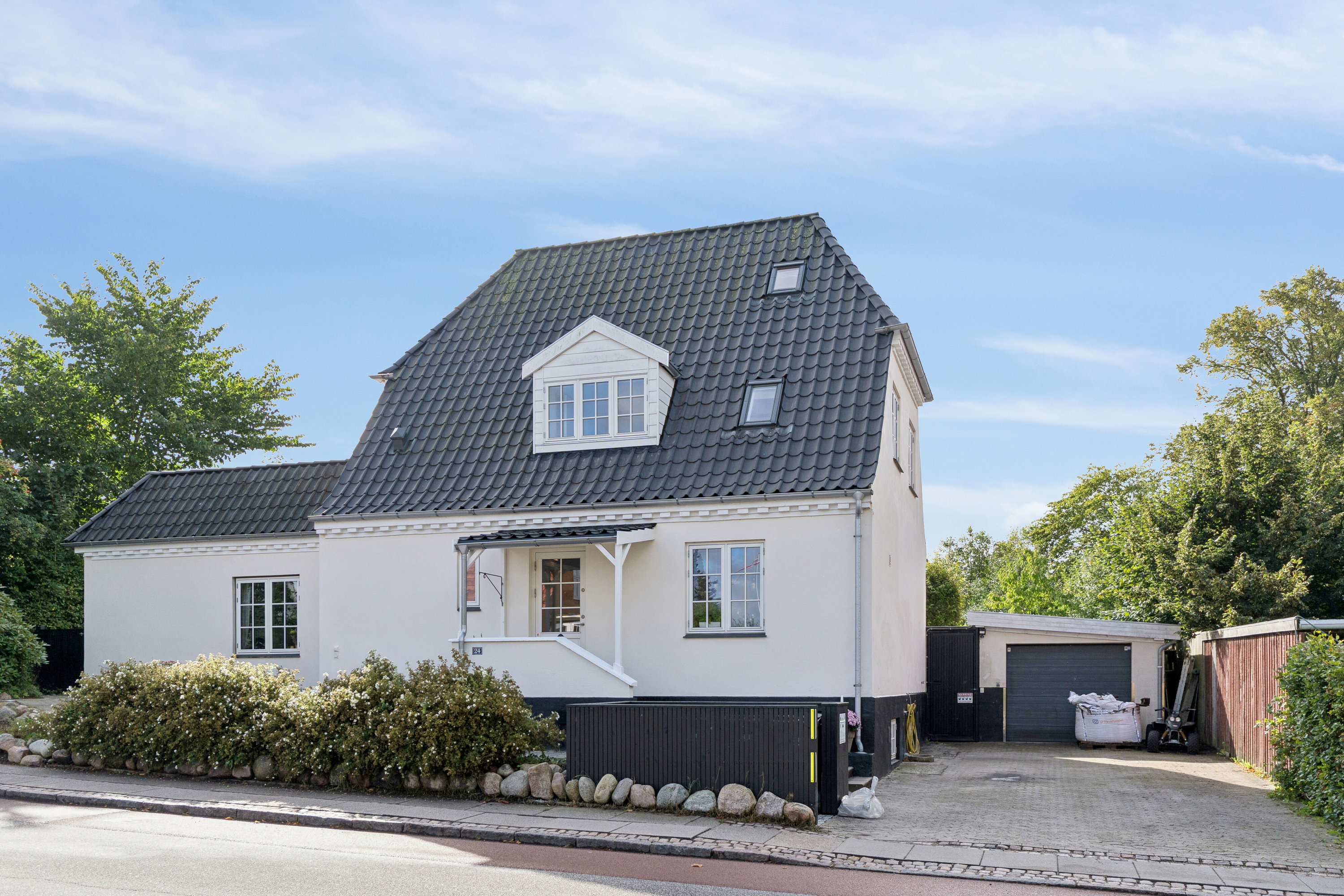 Fremhævet set fra vejen billede i fuldskærmstilstand. Billede af Ørbæksvej 24, 2970 Hørsholm