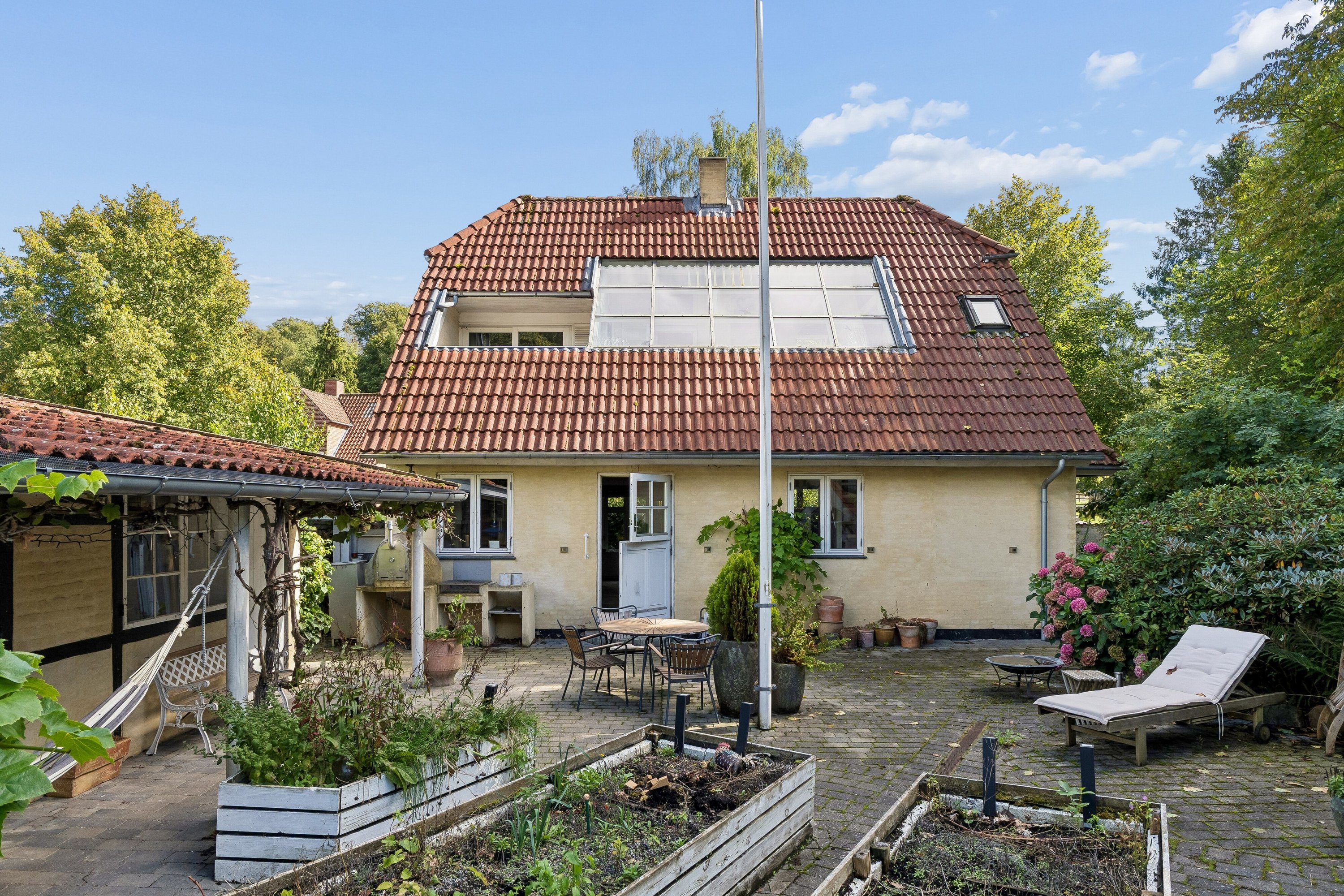 Fremhævet set fra haven billede i fuldskærmstilstand. Billede af Skovskellet 53, Søllerød, 2840 Holte