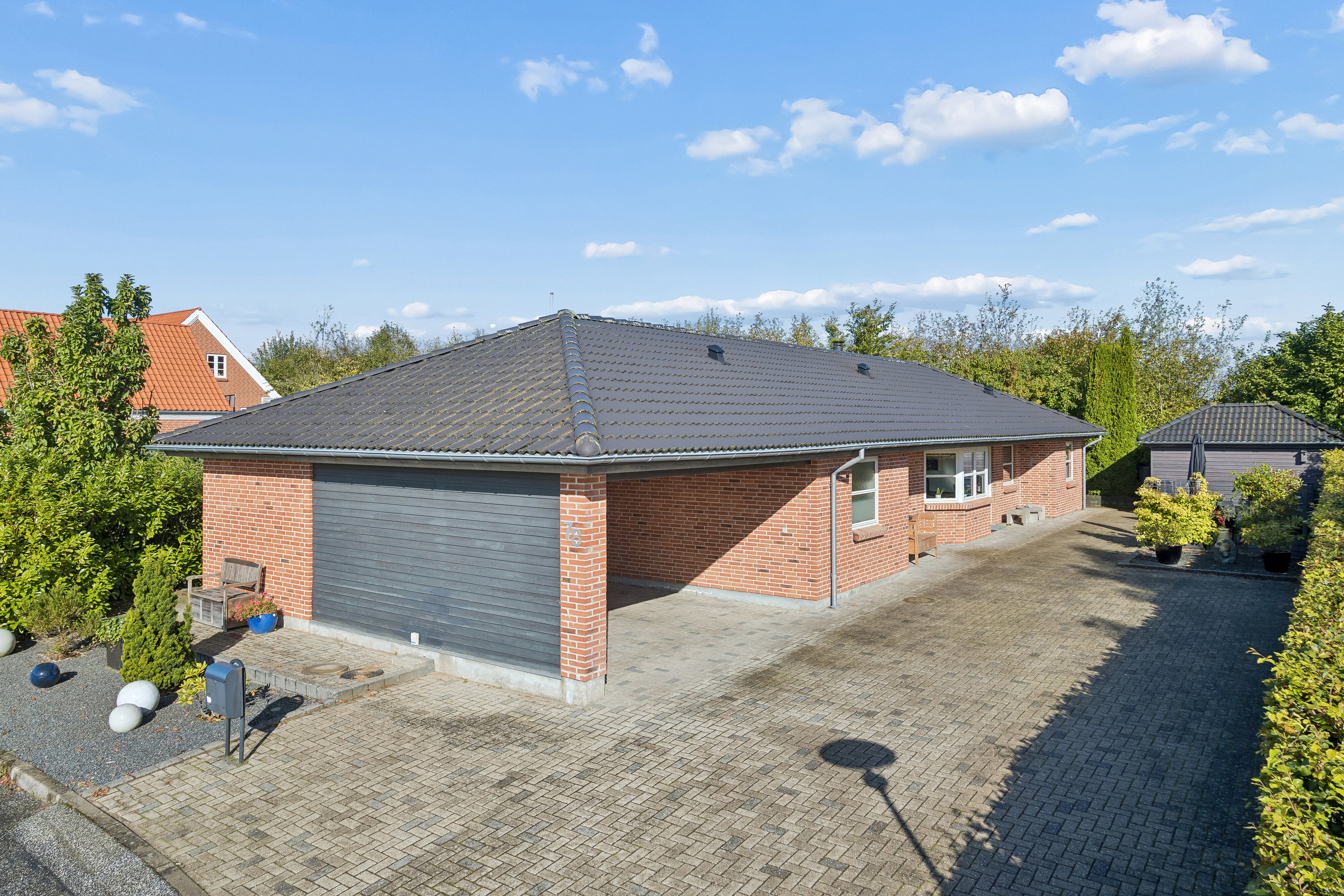 Miniaturebillede 1: set fra vejen. Billede af Hejlskovparken 78, 6040 Egtved