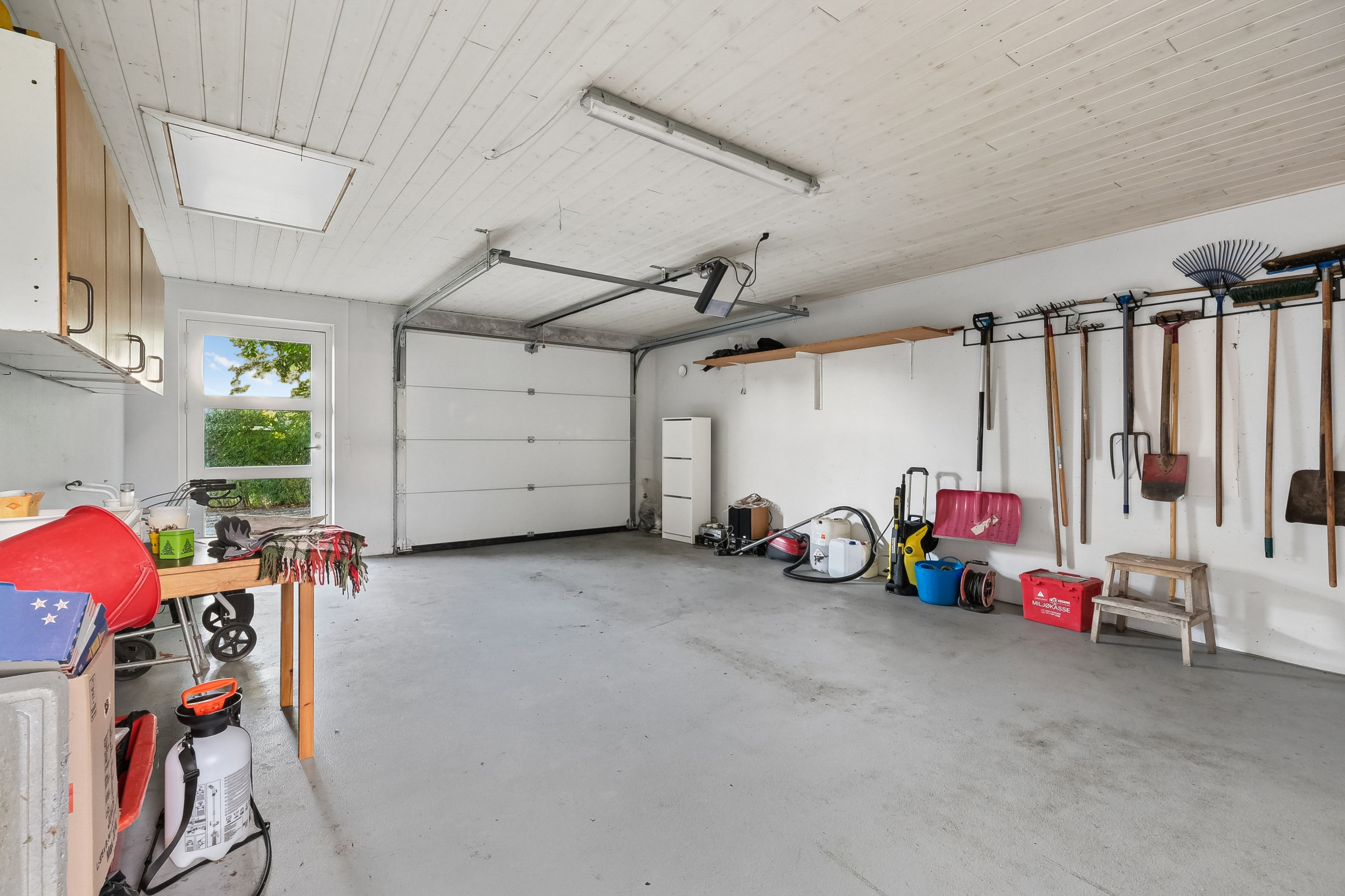 Fremhævet garage billede i fuldskærmstilstand. Billede af Klintevænget 13, 5620 Glamsbjerg