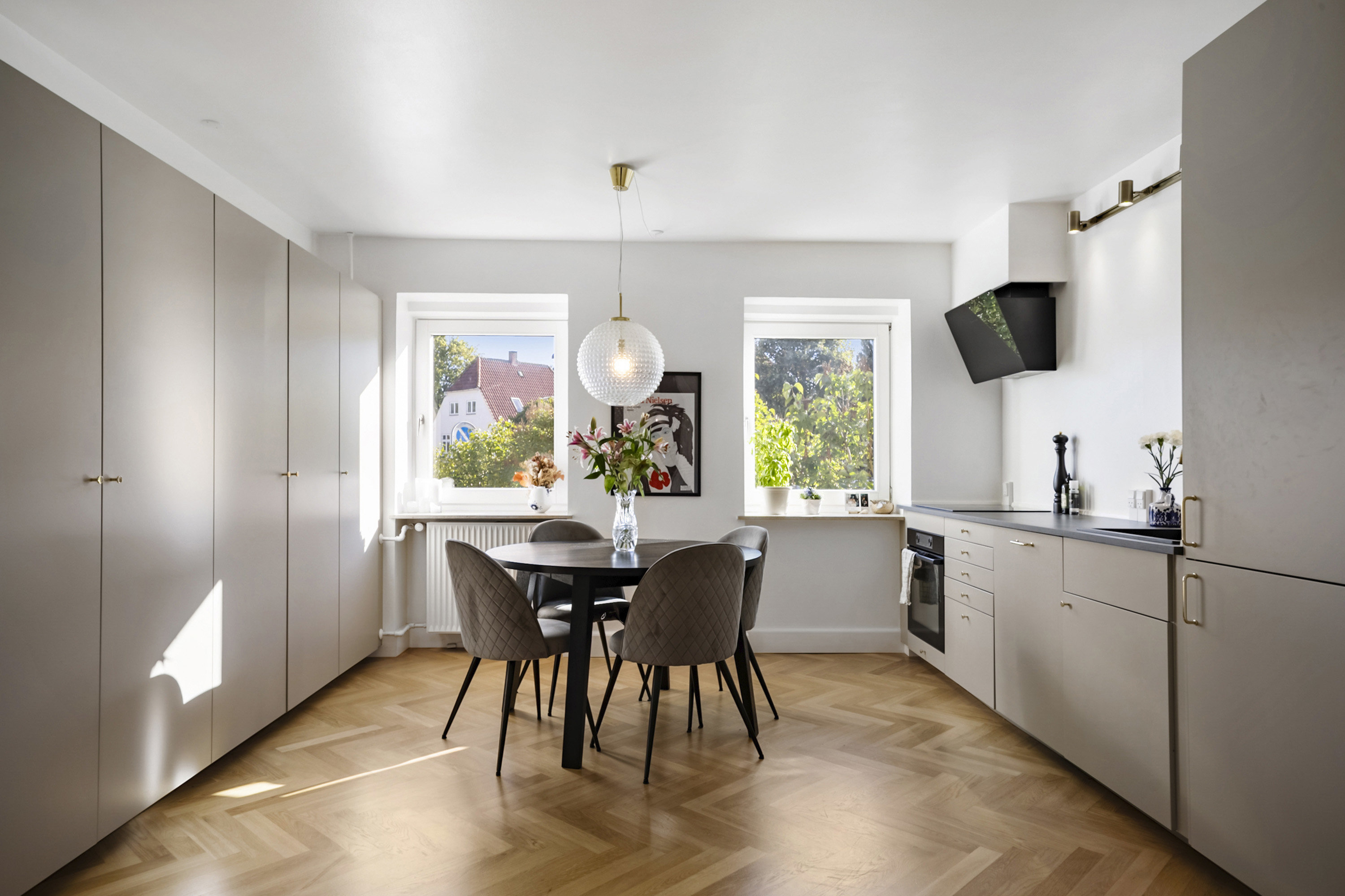 Fremhævet køkken billede i fuldskærmstilstand. Billede af Clarasvej 2, st. th., 2920 Charlottenlund