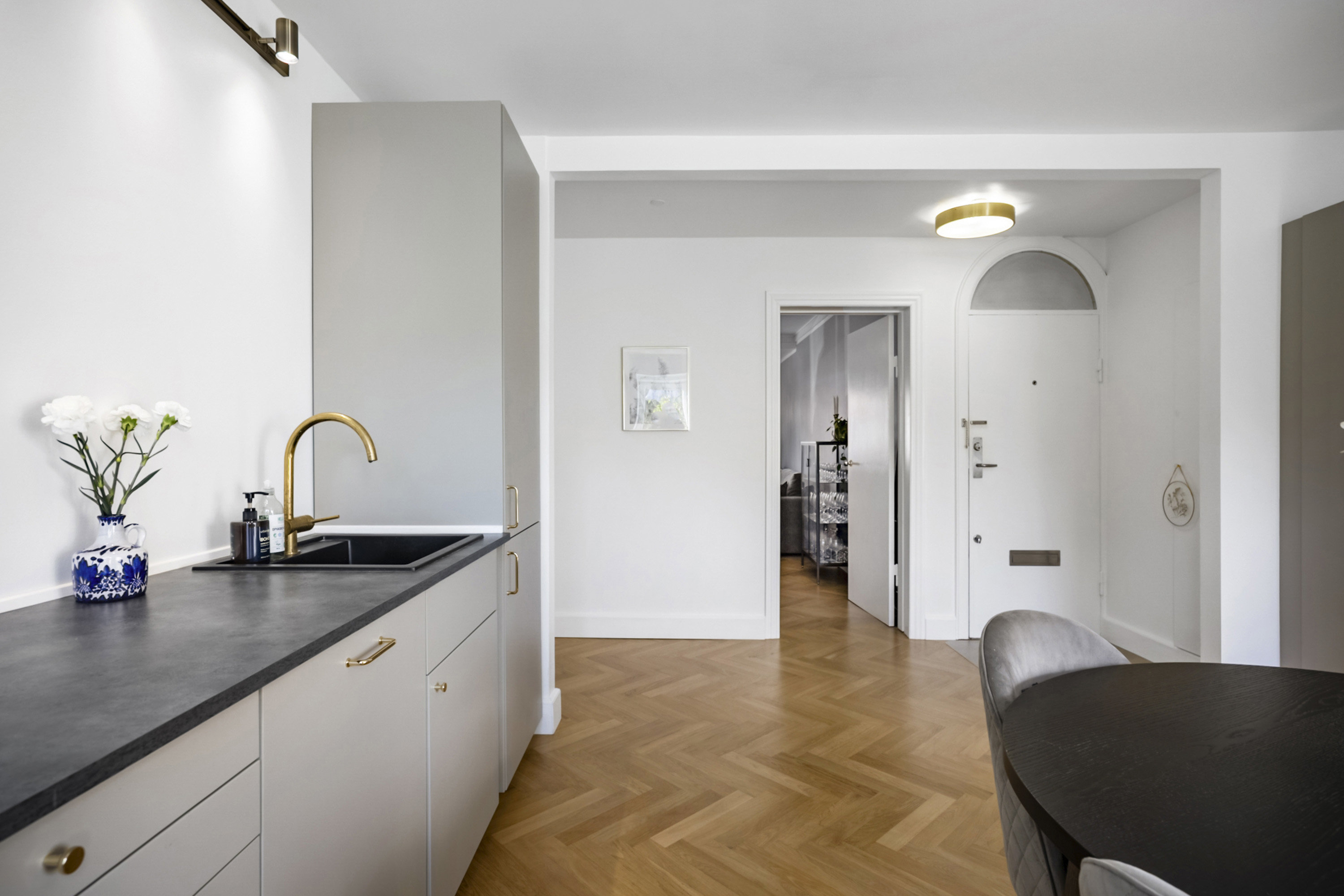 Fremhævet køkken billede i fuldskærmstilstand. Billede af Clarasvej 2, st. th., 2920 Charlottenlund