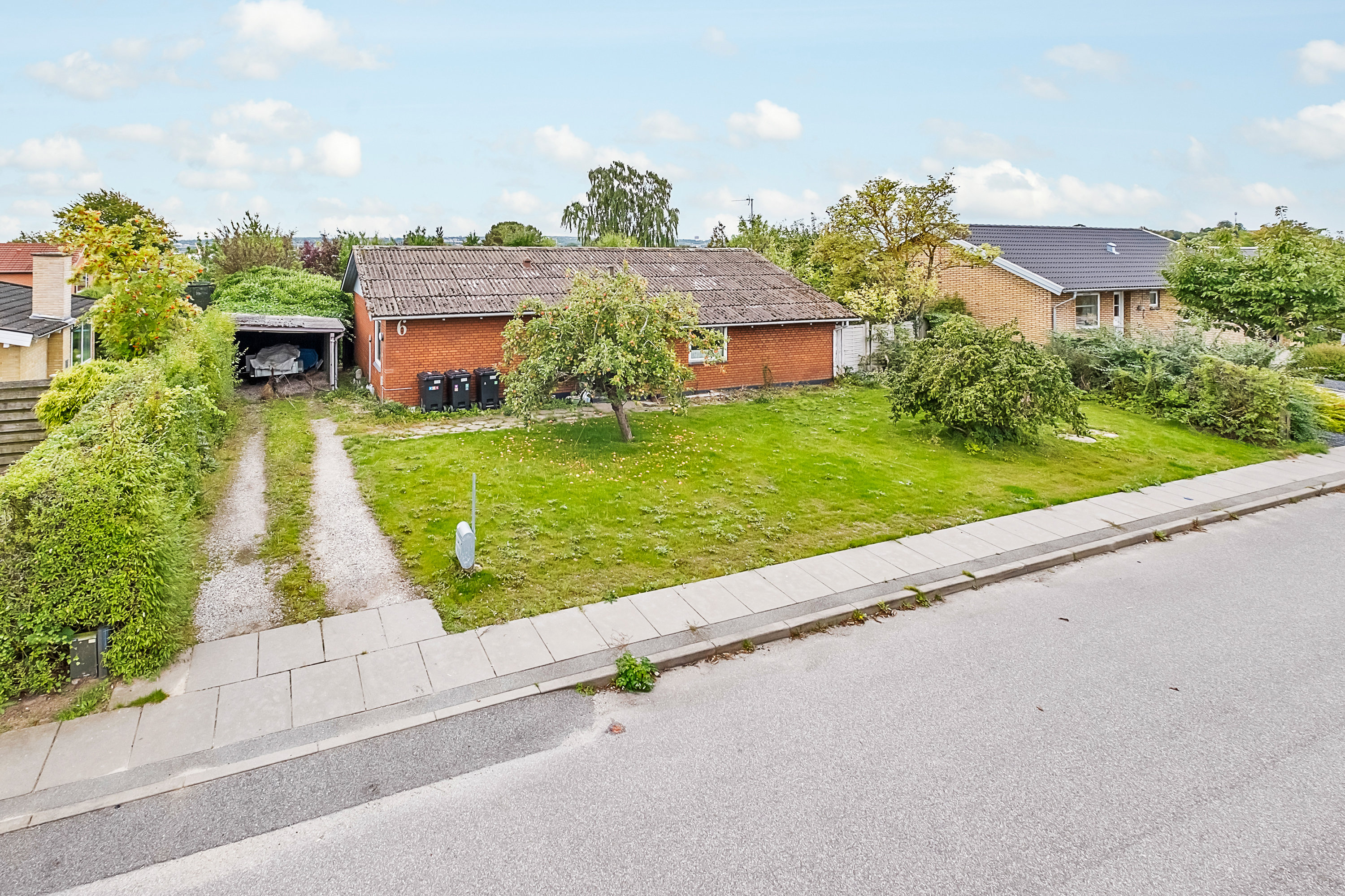 Fremhævet facade billede i fuldskærmstilstand. Billede af Slåenbakken 6, 8520 Lystrup