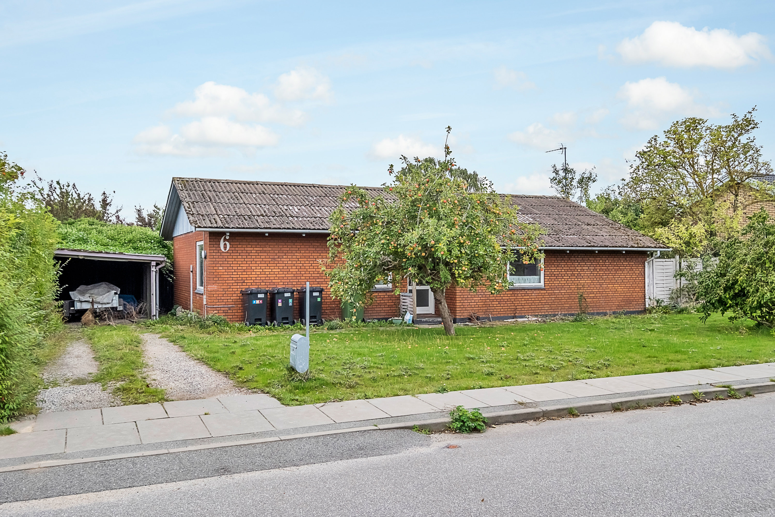 Fremhævet facade billede i fuldskærmstilstand. Billede af Slåenbakken 6, 8520 Lystrup