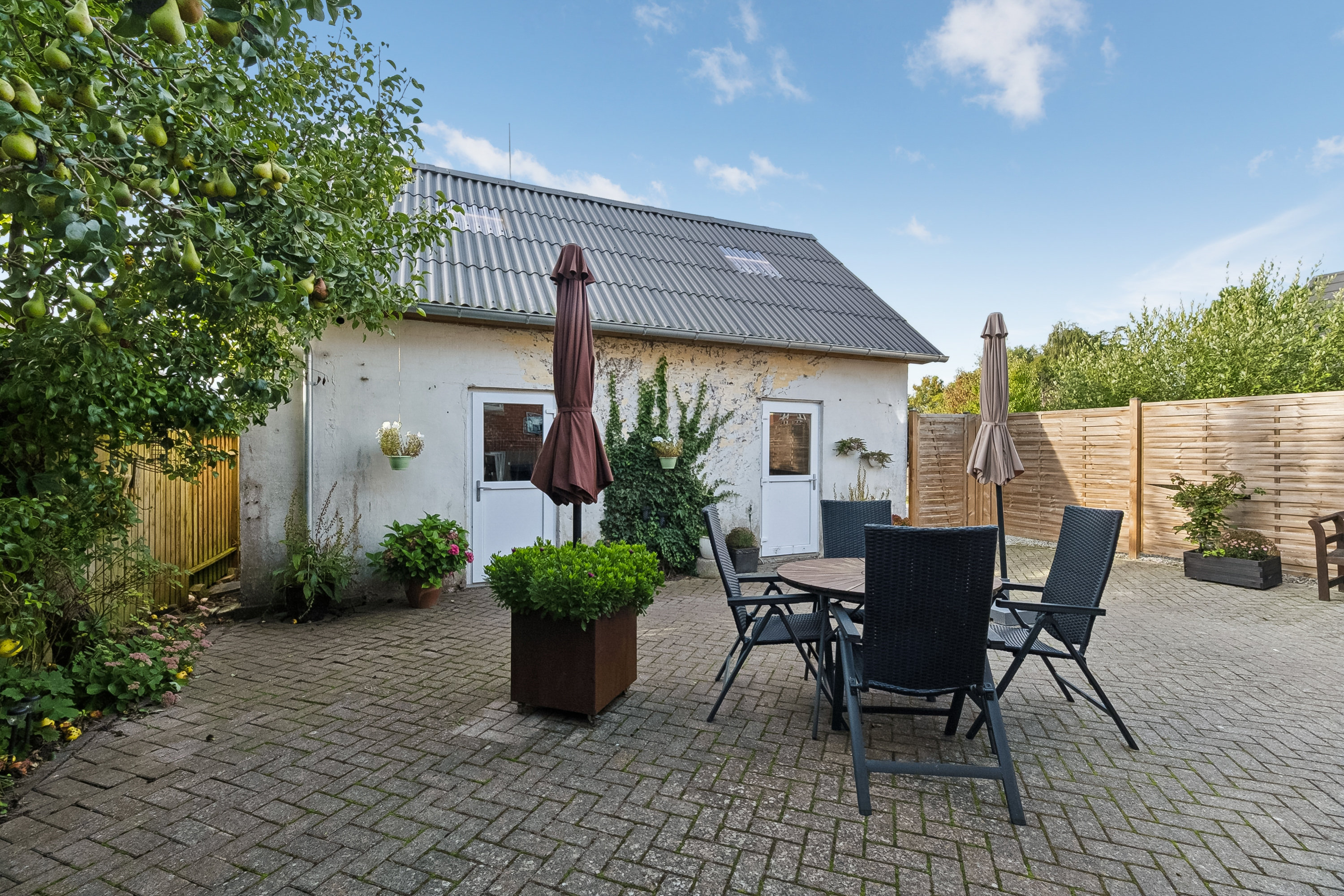 Fremhævet terrasse billede i fuldskærmstilstand. Billede af Østergade 36, Allested, 5672 Broby
