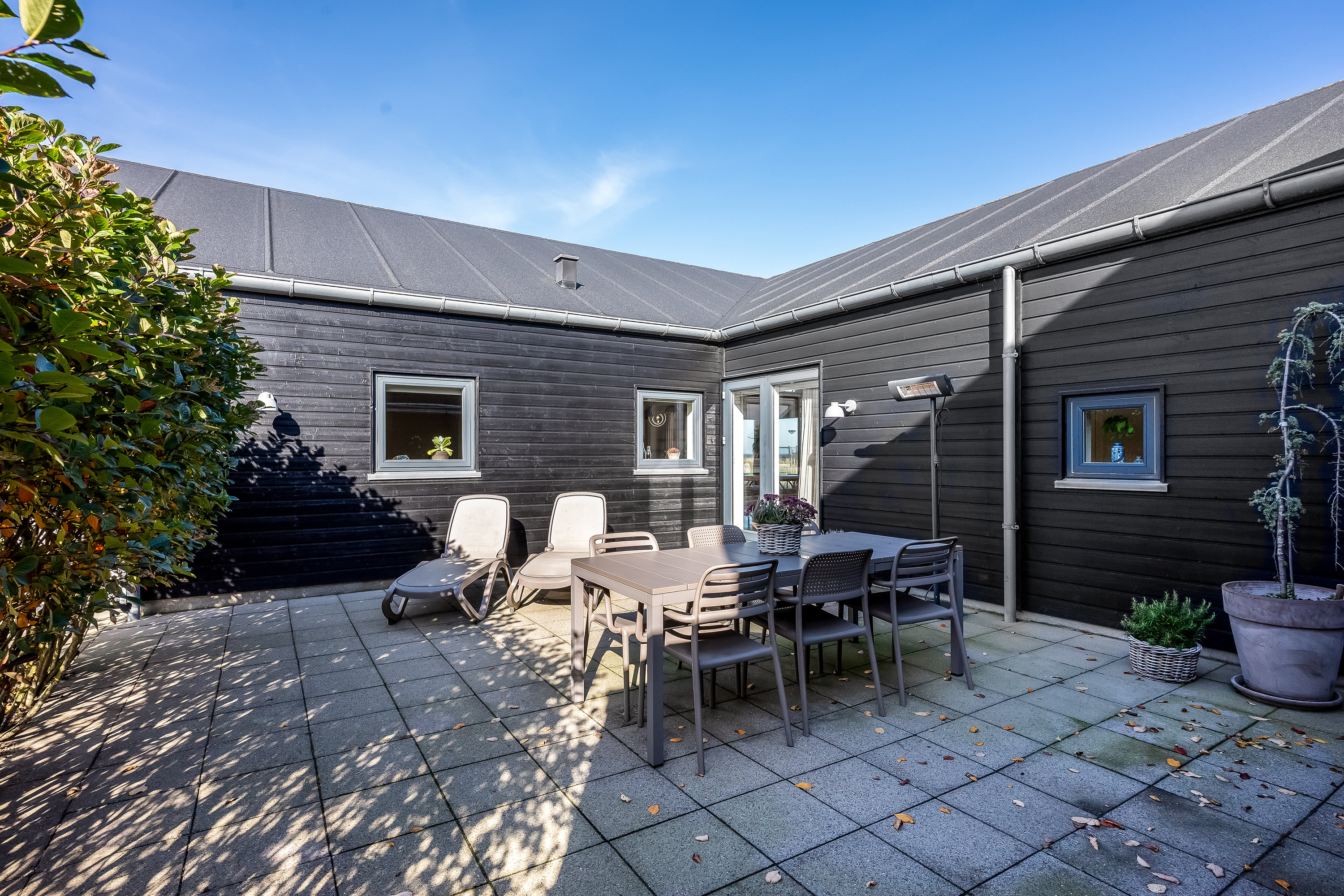 Fremhævet terrasse billede i fuldskærmstilstand. Billede af Fjordengen 27, Hvide Sande, 6960 Hvide Sande