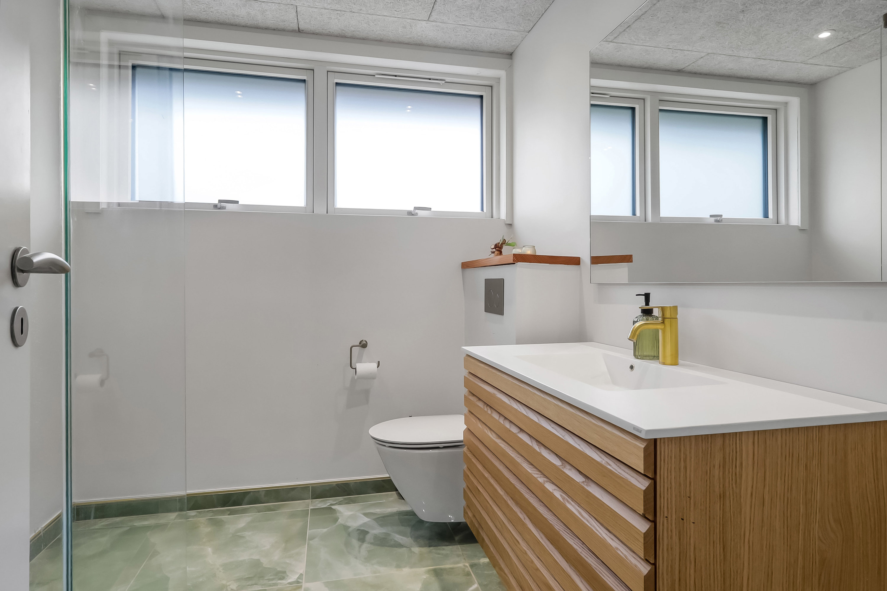 Fremhævet toilet billede i fuldskærmstilstand. Billede af Bjørnøvej 9, 5700 Svendborg